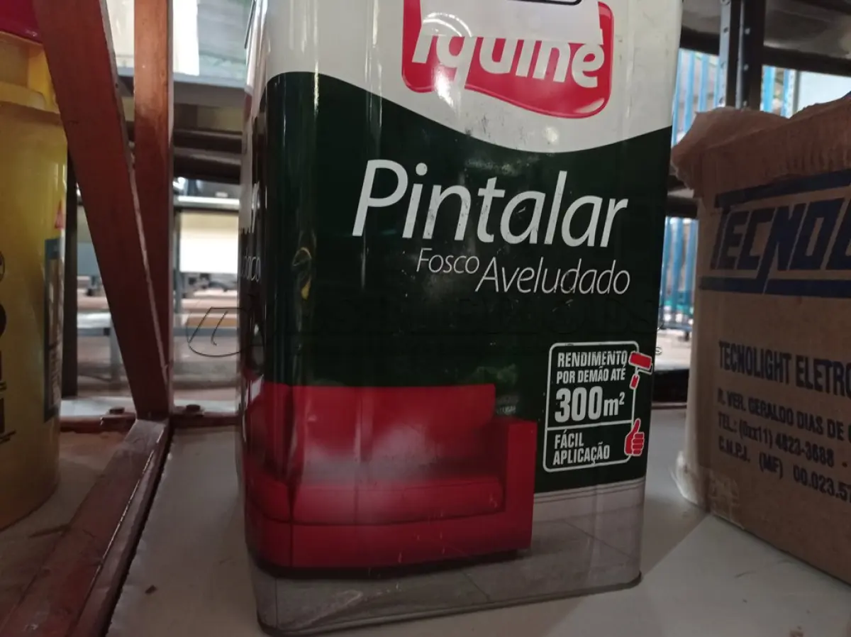 LOTE 118 - 01 LATA DE TINTA IQUINE PINTALAR FOSCO-AVELUDADO 18L NA COR PALHA. (NO ESTADO) ATENÇÃO! FAZER A VISITAÇÃO ANTES DE ARREMATAR, NÃO SABEMOS SE FUNCIONA. LEILÃO NÃO TEM GARANTIA E NEM DEVOLUÇÃO, SUJEITO A POSSÍVEIS AVARIAS VISÍVEIS/OCULTAS E/OU AUSÊNCIA DE COMPONENTES.