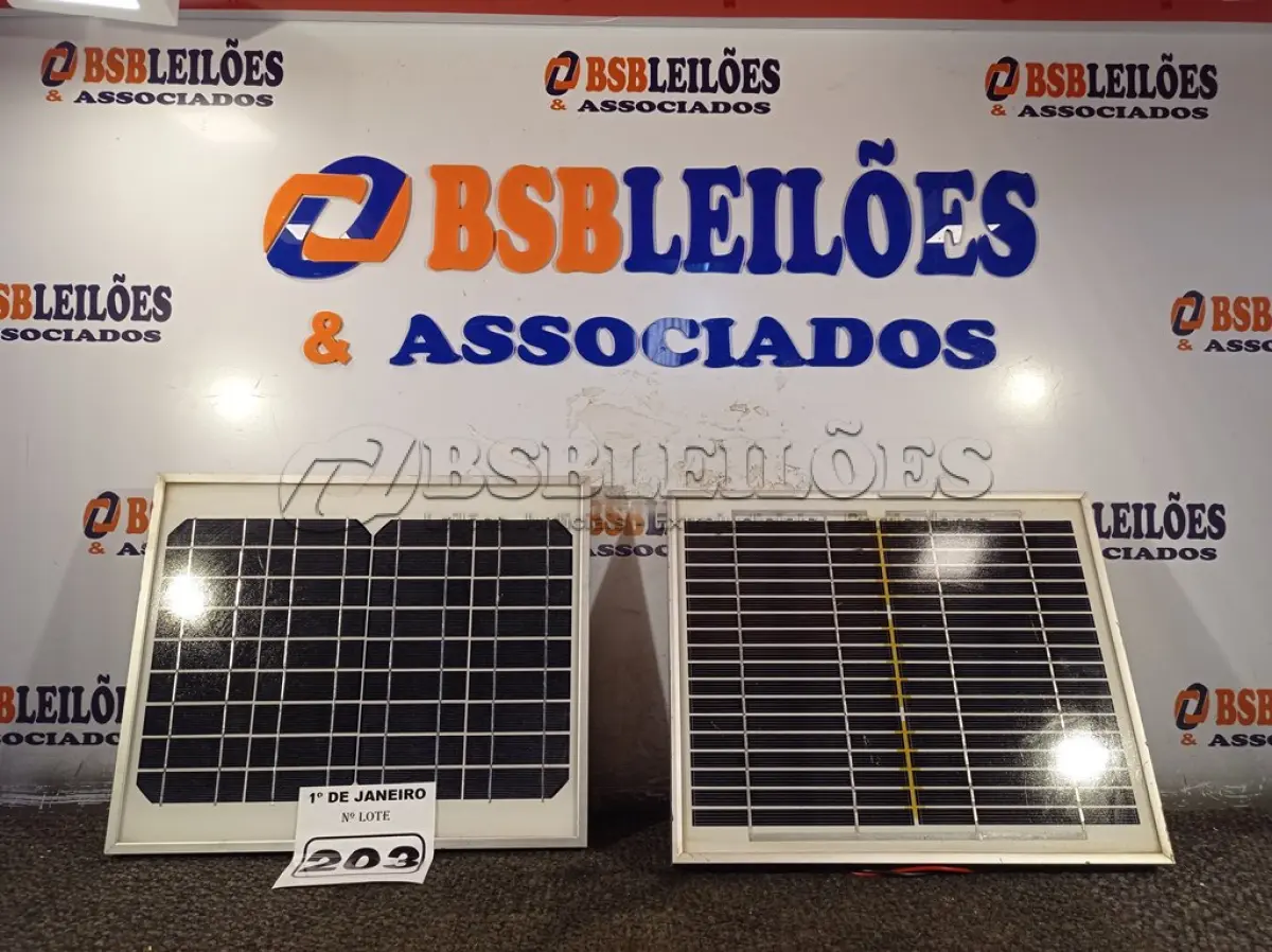 LOTE 203 - 02 PAINÉIS SOLARES 18V 10W. (NO ESTADO) ATENÇÃO! FAZER A VISITAÇÃO ANTES DE ARREMATAR, NÃO SABEMOS SE FUNCIONA. LEILÃO NÃO TEM GARANTIA E NEM DEVOLUÇÃO, SUJEITO A POSSÍVEIS AVARIAS VISÍVEIS/OCULTAS E/OU AUSÊNCIA DE COMPONENTES.