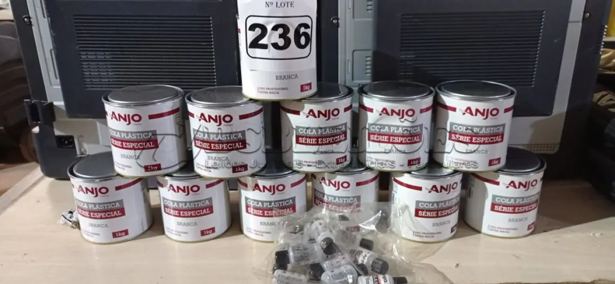 LOTE 236 - 12 LATAS DE COLA PLÁSTICA ANJO. (NO ESTADO) ATENÇÃO! FAZER A VISITAÇÃO ANTES DE ARREMATAR, NÃO SABEMOS SE FUNCIONA. LEILÃO NÃO TEM GARANTIA E NEM DEVOLUÇÃO, SUJEITO A POSSÍVEIS AVARIAS VISÍVEIS/OCULTAS E/OU AUSÊNCIA DE COMPONENTES.