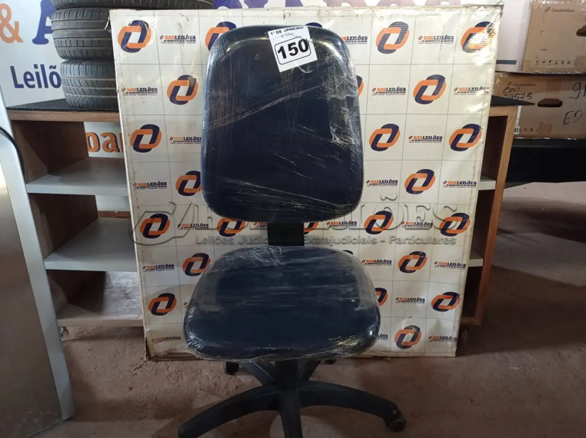 LOTE 150 - 01 CADEIRA DE ESCRITÓRIO COM BASE GIRATÓRIA. (NO ESTADO) ATENÇÃO! FAZER A VISITAÇÃO ANTES DE ARREMATAR, NÃO SABEMOS SE FUNCIONA. LEILÃO NÃO TEM GARANTIA E NEM DEVOLUÇÃO, SUJEITO A POSSÍVEIS AVARIAS VISÍVEIS/OCULTAS E/OU AUSÊNCIA DE COMPONENTES.