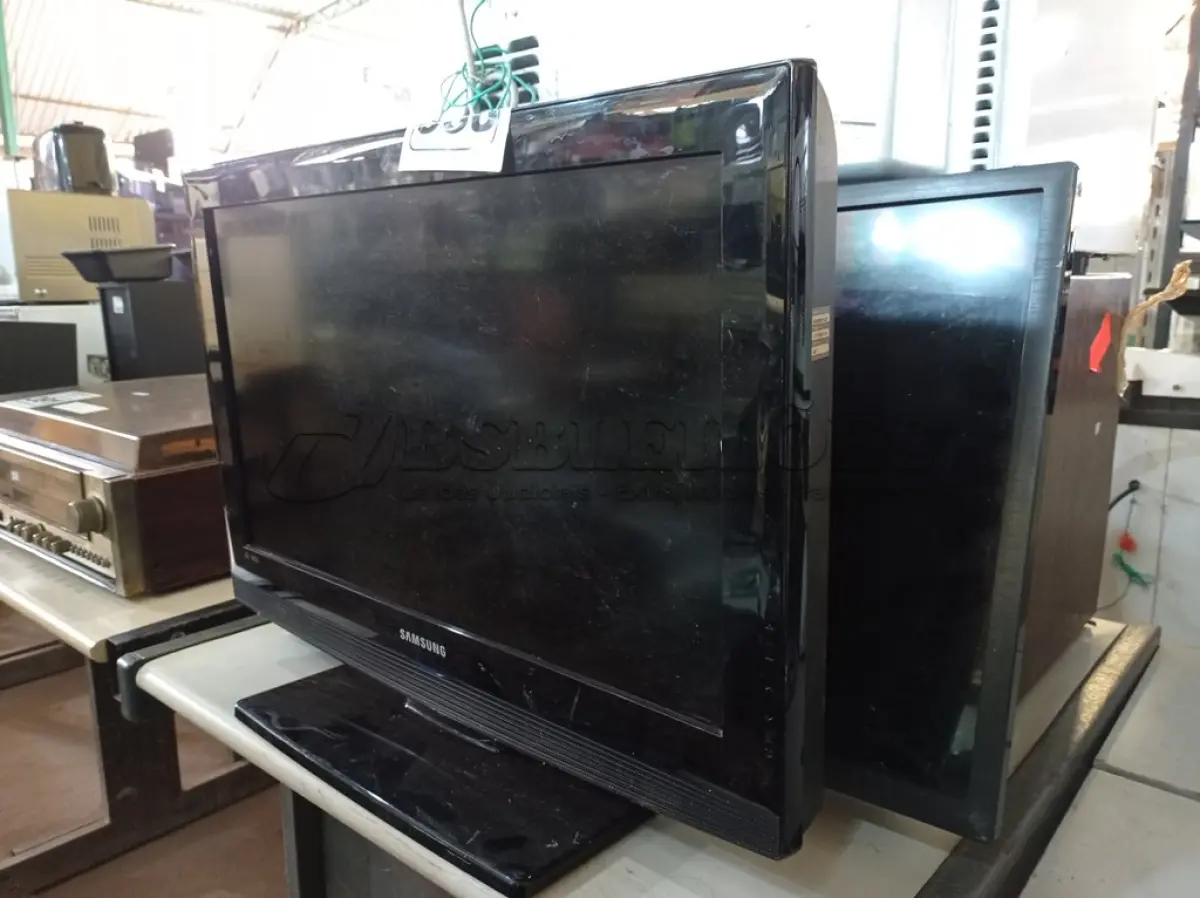 LOTE 388 - 02 TV’S MARCAS E MODELOS DIVERSOS PARA RETIRADA DE PEÇAS. (NO ESTADO) ATENÇÃO! FAZER A VISITAÇÃO ANTES DE ARREMATAR, NÃO SABEMOS SE FUNCIONA. LEILÃO NÃO TEM GARANTIA E NEM DEVOLUÇÃO, SUJEITO A POSSÍVEIS AVARIAS VISÍVEIS/OCULTAS E/OU AUSÊNCIA DE COMPONENTES.