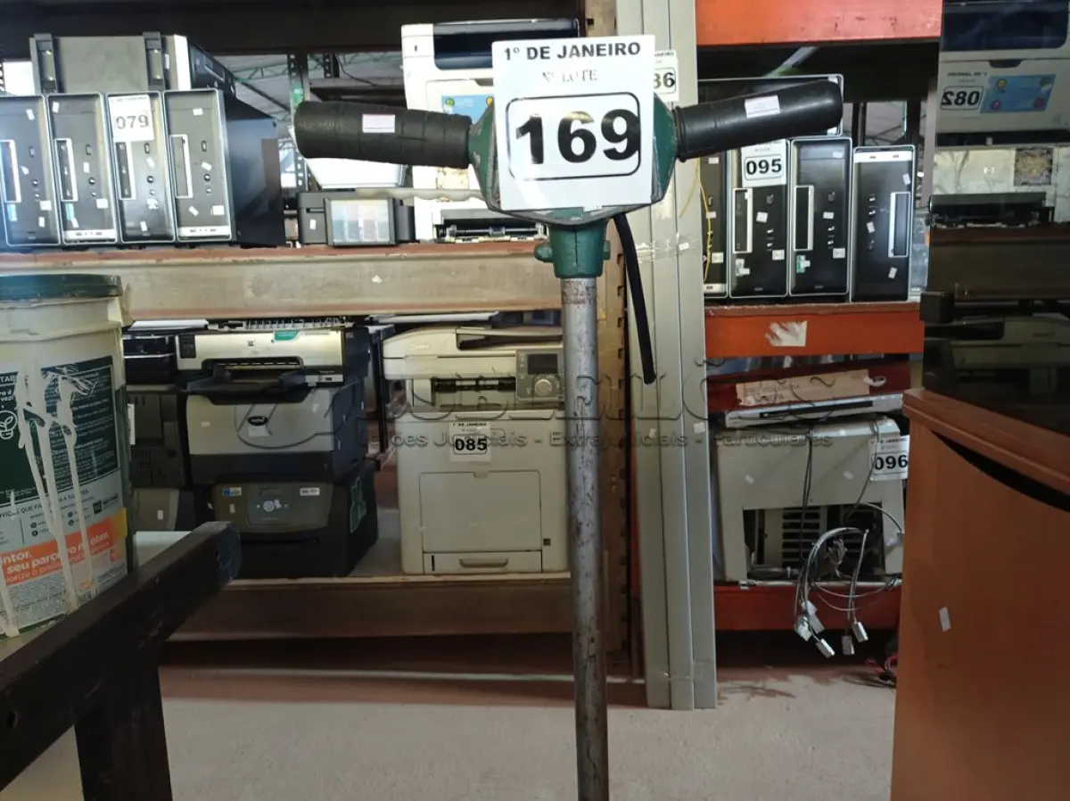 LOTE 169 - 01 ENCERADEIRA INDUSTRIAL MARCA BANDEIRANTE. (NO ESTADO) ATENÇÃO! FAZER A VISITAÇÃO ANTES DE ARREMATAR, NÃO SABEMOS SE FUNCIONA. LEILÃO NÃO TEM GARANTIA E NEM DEVOLUÇÃO, SUJEITO A POSSÍVEIS AVARIAS VISÍVEIS/OCULTAS E/OU AUSÊNCIA DE COMPONENTES.