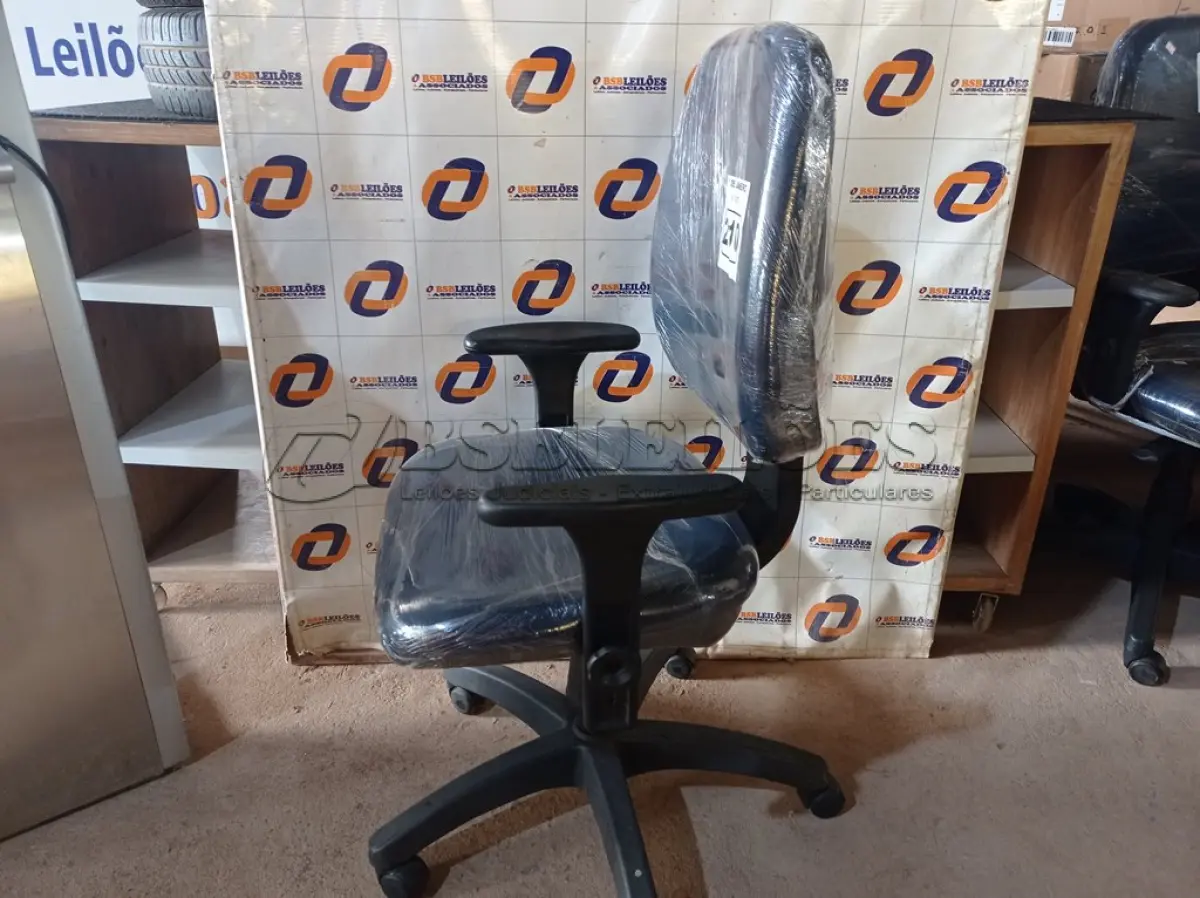 LOTE 210 - 01 CADEIRA DE ESCRITÓRIO COM BASE GIRATÓRIA. (NO ESTADO) ATENÇÃO! FAZER A VISITAÇÃO ANTES DE ARREMATAR, NÃO SABEMOS SE FUNCIONA. LEILÃO NÃO TEM GARANTIA E NEM DEVOLUÇÃO, SUJEITO A POSSÍVEIS AVARIAS VISÍVEIS/OCULTAS E/OU AUSÊNCIA DE COMPONENTES.
