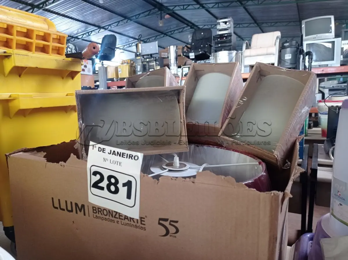 LOTE 281 - 01 LUMINÁRIA PENDENTE SÃO PAULO E 04 ARANDELAS. (NO ESTADO) ATENÇÃO! FAZER A VISITAÇÃO ANTES DE ARREMATAR, NÃO SABEMOS SE FUNCIONA. LEILÃO NÃO TEM GARANTIA E NEM DEVOLUÇÃO, SUJEITO A POSSÍVEIS AVARIAS VISÍVEIS/OCULTAS E/OU AUSÊNCIA DE COMPONENTES.
