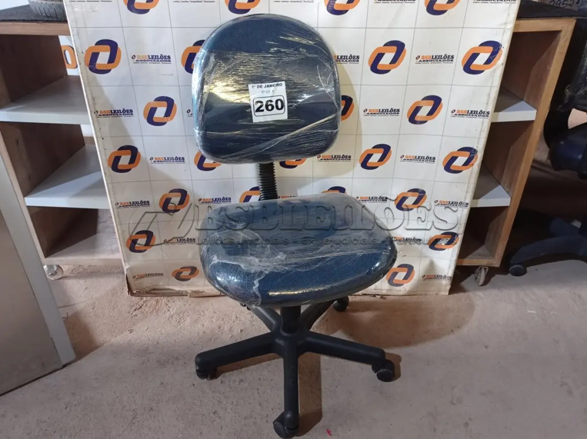 LOTE 260 - 01 CADEIRA DE ESCRITÓRIO COM BASE GIRATÓRIA. (NO ESTADO) ATENÇÃO! FAZER A VISITAÇÃO ANTES DE ARREMATAR, NÃO SABEMOS SE FUNCIONA. LEILÃO NÃO TEM GARANTIA E NEM DEVOLUÇÃO, SUJEITO A POSSÍVEIS AVARIAS VISÍVEIS/OCULTAS E/OU AUSÊNCIA DE COMPONENTES.