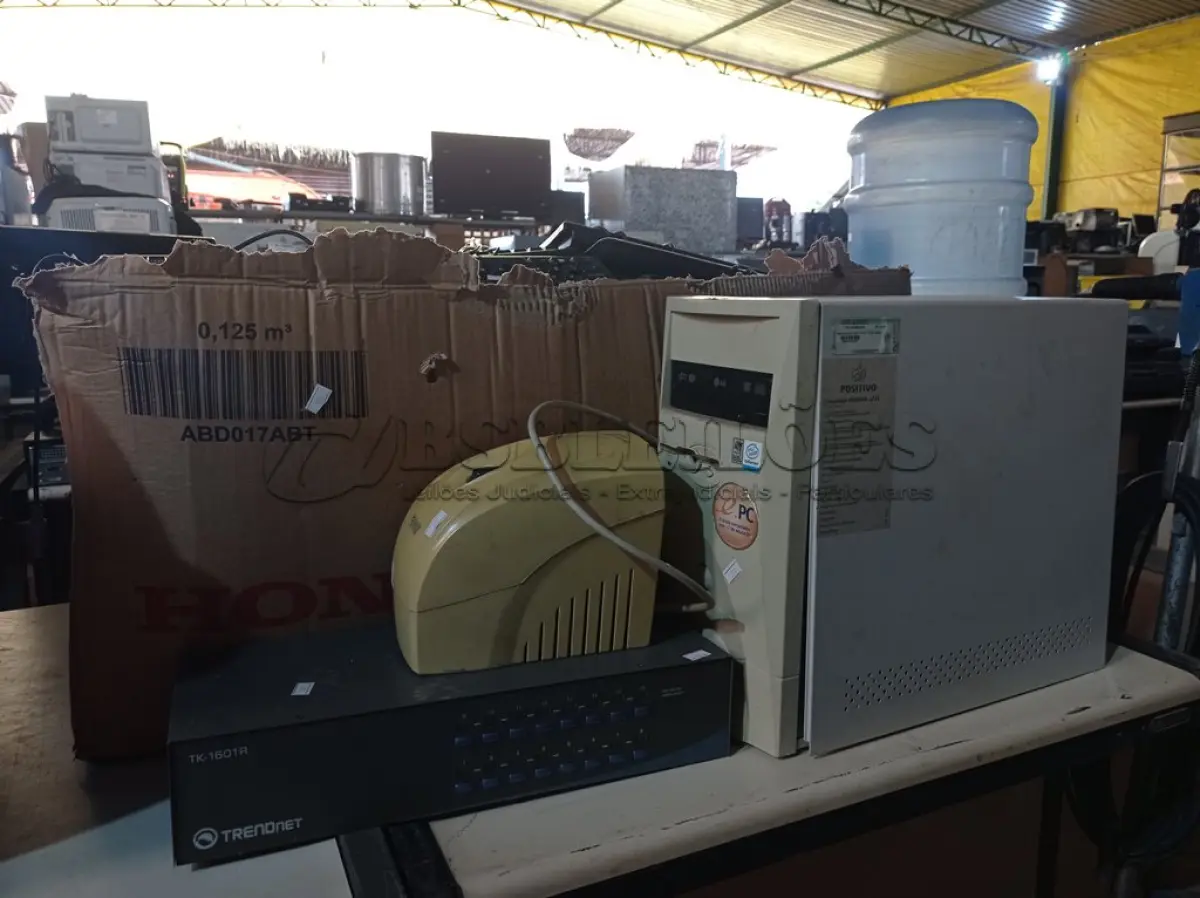 LOTE 241 - 01 DUPLICADOR DE VÍDEO, 01 CPU, 01 ESTABILIZADOR E GRANDE QUANTIDADE DE TECLADOS PARA PC MARCAS E MODELOS DIVERSOS. (NO ESTADO) ATENÇÃO! FAZER A VISITAÇÃO ANTES DE ARREMATAR, NÃO SABEMOS SE FUNCIONA. LEILÃO NÃO TEM GARANTIA E NEM DEVOLUÇÃO, SUJEITO A POSSÍVEIS AVARIAS VISÍVEIS/OCULTAS E/OU AUSÊNCIA DE COMPONENTES.