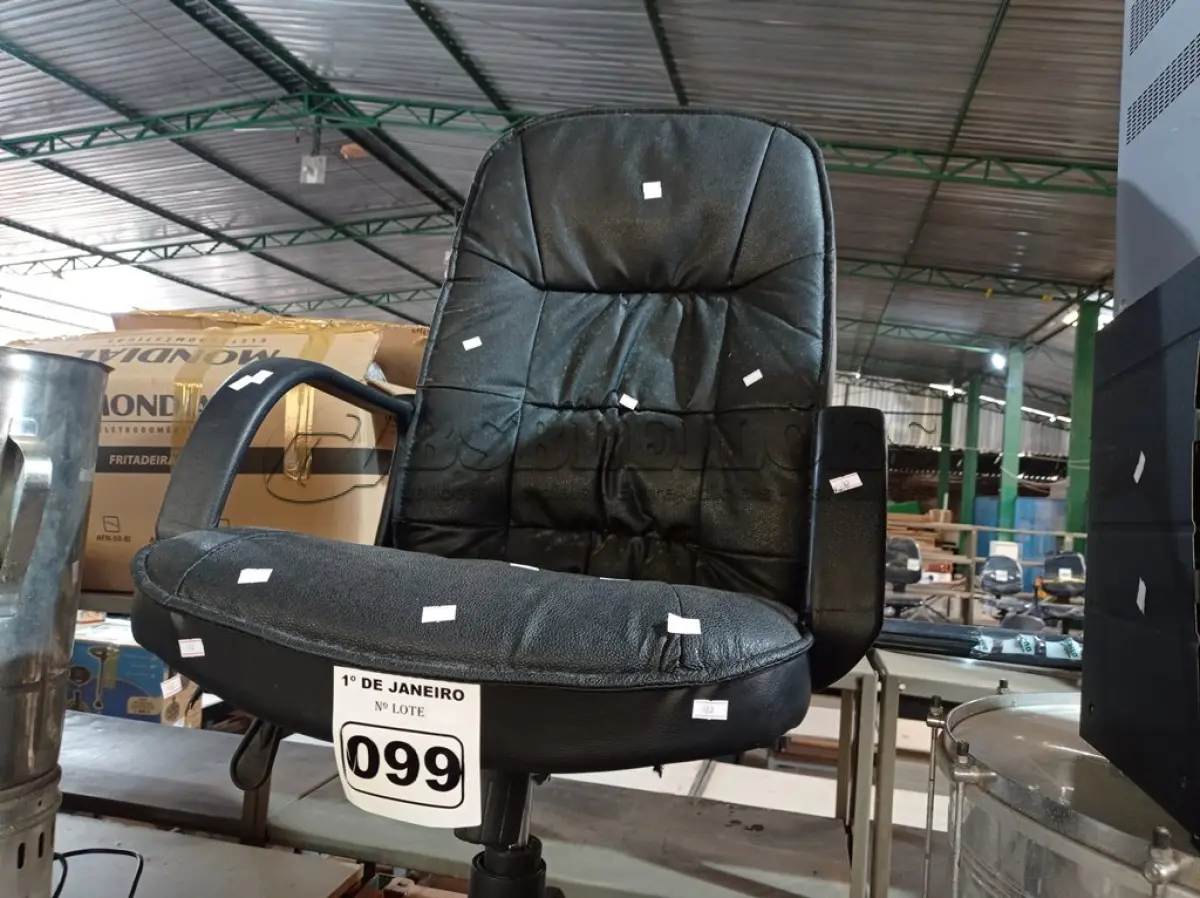 LOTE 099 - 01 CADEIRA DE ESCRITÓRIO COM BASE GIRATÓRIA. (NO ESTADO) ATENÇÃO! FAZER A VISITAÇÃO ANTES DE ARREMATAR, NÃO SABEMOS SE FUNCIONA. LEILÃO NÃO TEM GARANTIA E NEM DEVOLUÇÃO, SUJEITO A POSSÍVEIS AVARIAS VISÍVEIS/OCULTAS E/OU AUSÊNCIA DE COMPONENTES.