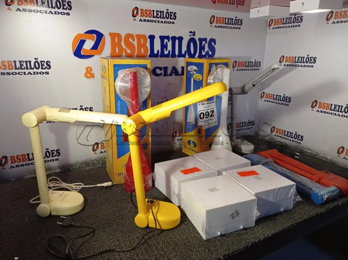 LOTE 092 - 01 LOTE COM VÁRIAS LUMINÁRIAS MARCAS E MODELOS DIVERSOS. (NO ESTADO) ATENÇÃO! FAZER A VISITAÇÃO ANTES DE ARREMATAR, NÃO SABEMOS SE FUNCIONA. LEILÃO NÃO TEM GARANTIA E NEM DEVOLUÇÃO, SUJEITO A POSSÍVEIS AVARIAS VISÍVEIS/OCULTAS E/OU AUSÊNCIA DE COMPONENTES.