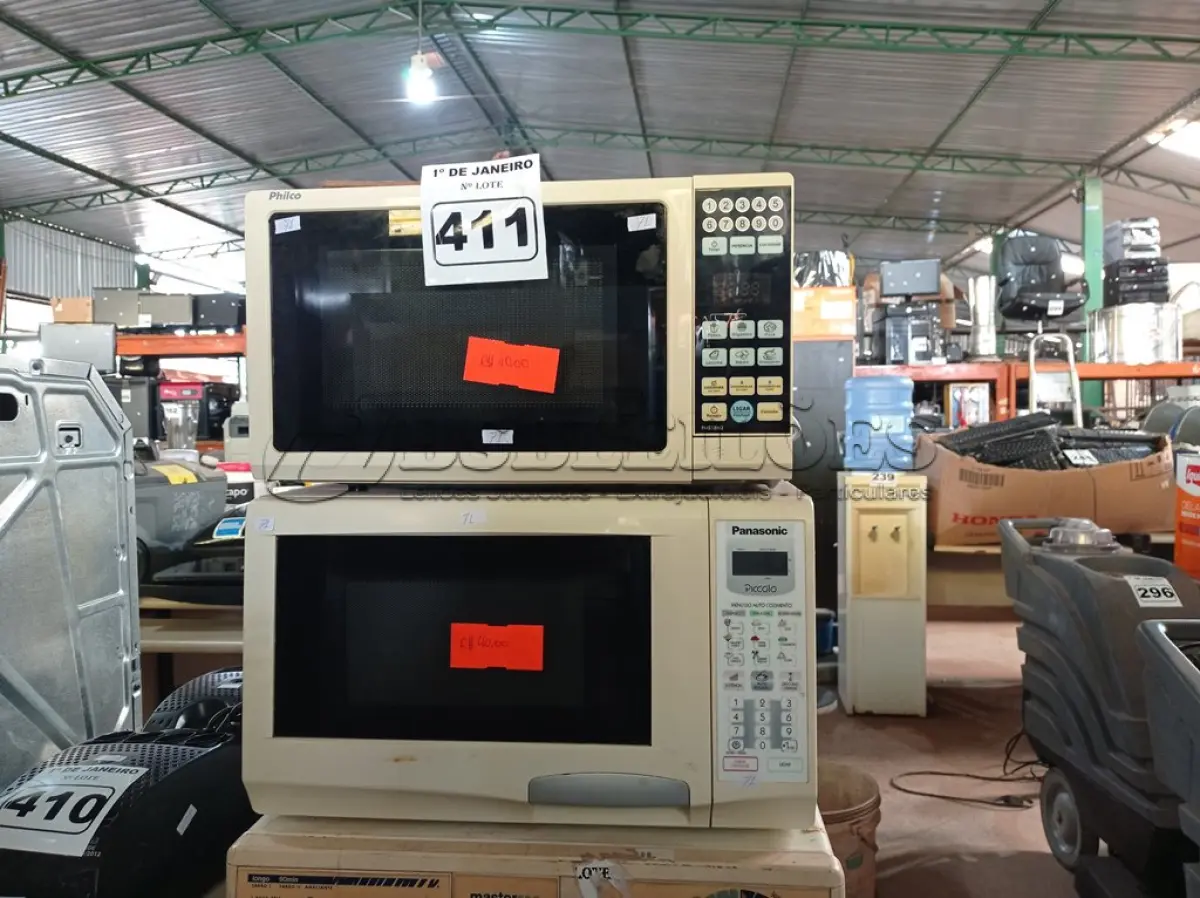 LOTE 411 - 02 MICRO-ONDAS MARCAS E MODELOS DIVERSOS. (NO ESTADO) ATENÇÃO! FAZER A VISITAÇÃO ANTES DE ARREMATAR, NÃO SABEMOS SE FUNCIONA. LEILÃO NÃO TEM GARANTIA E NEM DEVOLUÇÃO, SUJEITO A POSSÍVEIS AVARIAS VISÍVEIS/OCULTAS E/OU AUSÊNCIA DE COMPONENTES.