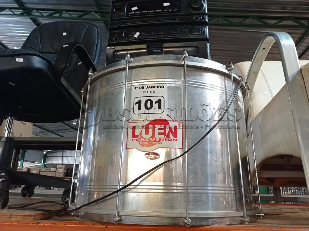 LOTE 101 - 02 APARELHOS DE SOM E 01 INSTRUMENTO MUSICAL “SURDO”. (NO ESTADO) ATENÇÃO! FAZER A VISITAÇÃO ANTES DE ARREMATAR, NÃO SABEMOS SE FUNCIONA. LEILÃO NÃO TEM GARANTIA E NEM DEVOLUÇÃO, SUJEITO A POSSÍVEIS AVARIAS VISÍVEIS/OCULTAS E/OU AUSÊNCIA DE COMPONENTES.
