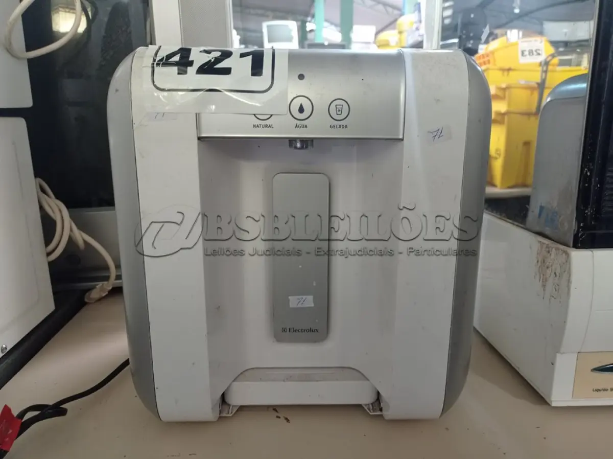 LOTE 421 - 01 PURIFICADOR DE ÁGUA MARCA ELECTROLUX. (NO ESTADO) ATENÇÃO! FAZER A VISITAÇÃO ANTES DE ARREMATAR, NÃO SABEMOS SE FUNCIONA. LEILÃO NÃO TEM GARANTIA E NEM DEVOLUÇÃO, SUJEITO A POSSÍVEIS AVARIAS VISÍVEIS/OCULTAS E/OU AUSÊNCIA DE COMPONENTES.