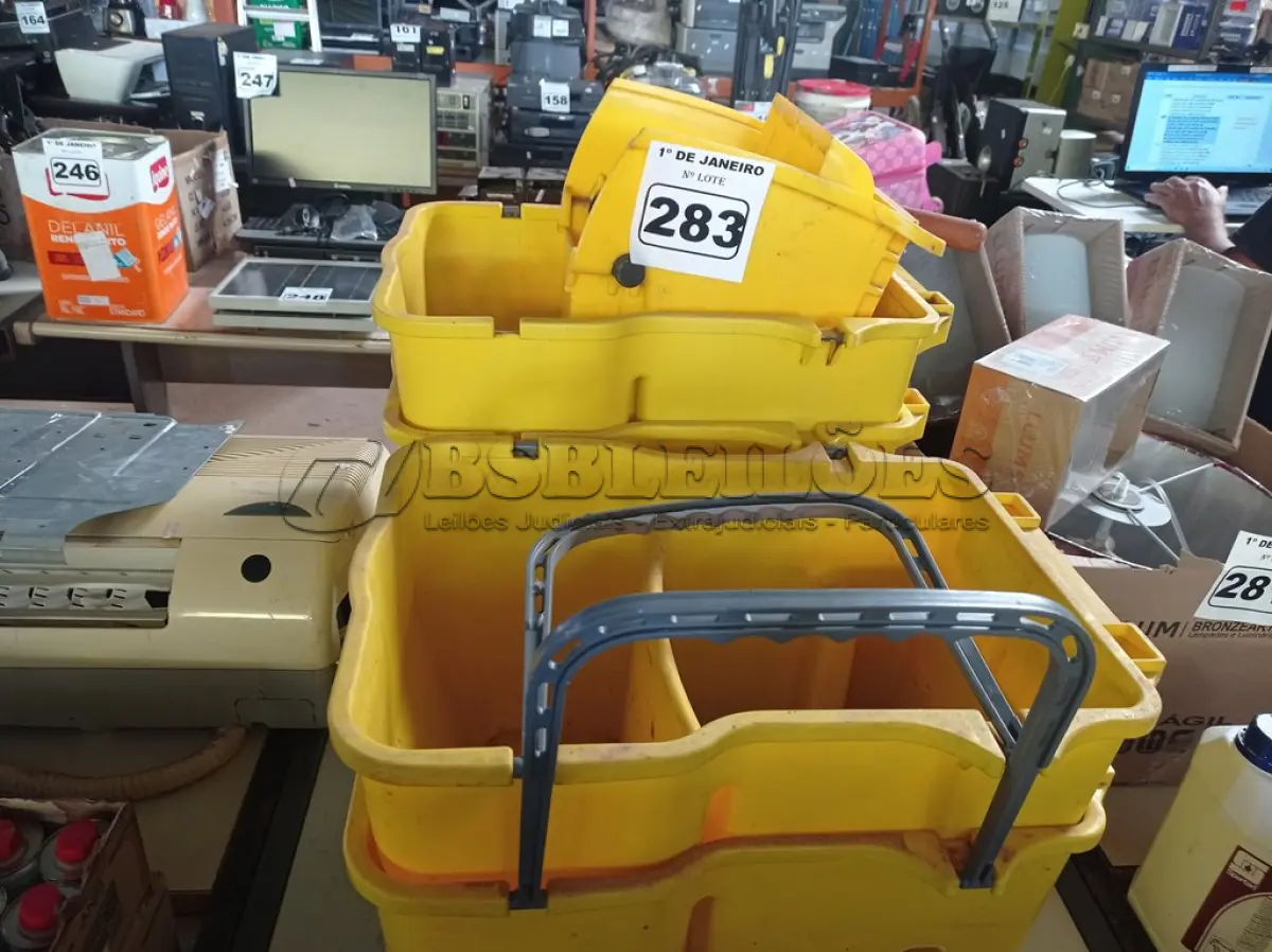 LOTE 283 - 04 CARRINHOS DE LIMPEZA INCOMPLETOS. (NO ESTADO) ATENÇÃO! FAZER A VISITAÇÃO ANTES DE ARREMATAR, NÃO SABEMOS SE FUNCIONA. LEILÃO NÃO TEM GARANTIA E NEM DEVOLUÇÃO, SUJEITO A POSSÍVEIS AVARIAS VISÍVEIS/OCULTAS E/OU AUSÊNCIA DE COMPONENTES.