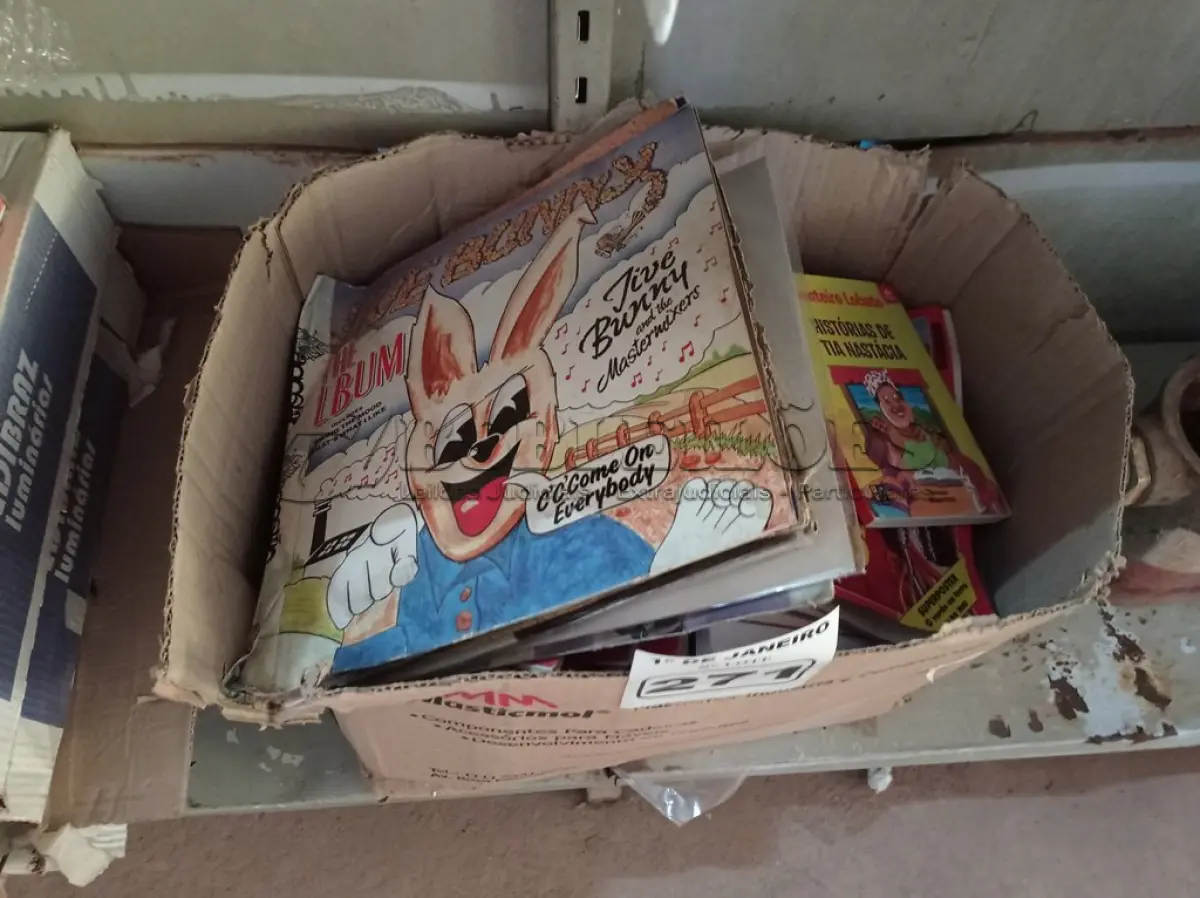 LOTE 271 - 01 LOTE COM VÁRIAS REVISTAS ANTIGAS E DISCOS DE VINIL TÍTULOS DIVERSOS. (NO ESTADO) ATENÇÃO! FAZER A VISITAÇÃO ANTES DE ARREMATAR, NÃO SABEMOS SE FUNCIONA. LEILÃO NÃO TEM GARANTIA E NEM DEVOLUÇÃO, SUJEITO A POSSÍVEIS AVARIAS VISÍVEIS/OCULTAS E/OU AUSÊNCIA DE COMPONENTES.