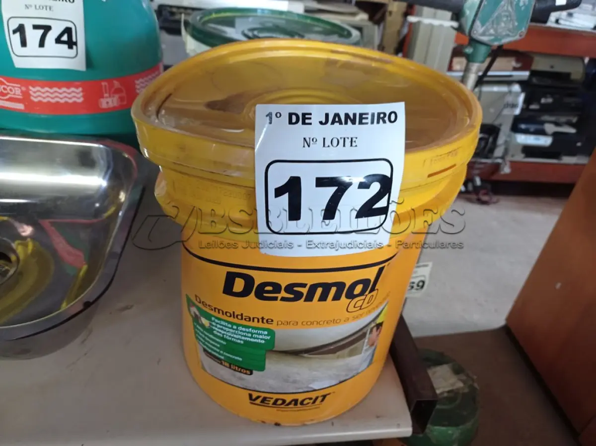 LOTE 172 - 01 BALDE DE DESMOLDANTE PARA CONCRETO A SER REVESTIDO 18L. (NO ESTADO) ATENÇÃO! FAZER A VISITAÇÃO ANTES DE ARREMATAR, NÃO SABEMOS SE FUNCIONA. LEILÃO NÃO TEM GARANTIA E NEM DEVOLUÇÃO, SUJEITO A POSSÍVEIS AVARIAS VISÍVEIS/OCULTAS E/OU AUSÊNCIA DE COMPONENTES.
