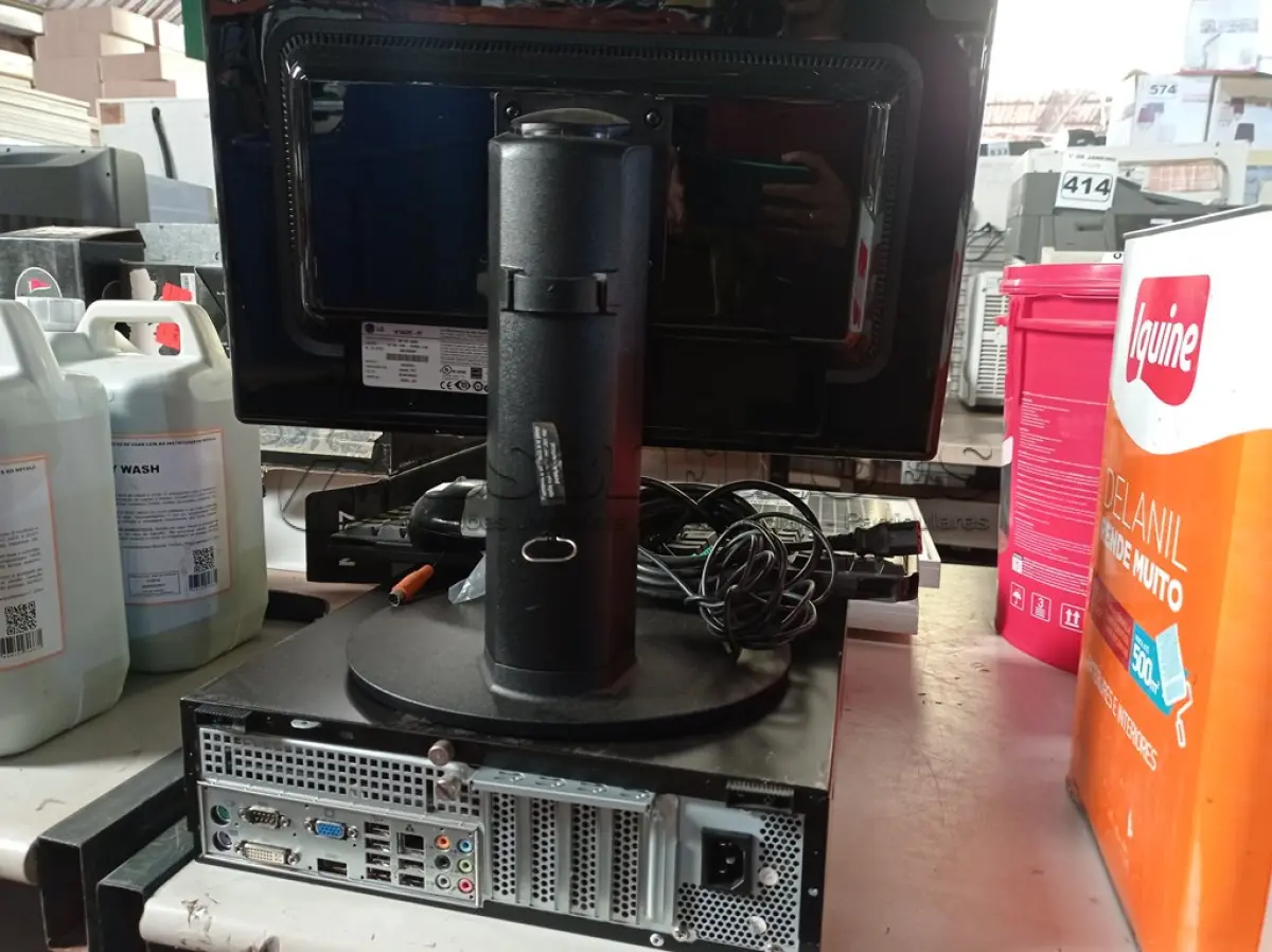 LOTE 291 - 01 CPU, 01 MONITOR, 01 TECLADO E 01 MOUSE. (NO ESTADO) ATENÇÃO! FAZER A VISITAÇÃO ANTES DE ARREMATAR, NÃO SABEMOS SE FUNCIONA. LEILÃO NÃO TEM GARANTIA E NEM DEVOLUÇÃO, SUJEITO A POSSÍVEIS AVARIAS VISÍVEIS/OCULTAS E/OU AUSÊNCIA DE COMPONENTES.