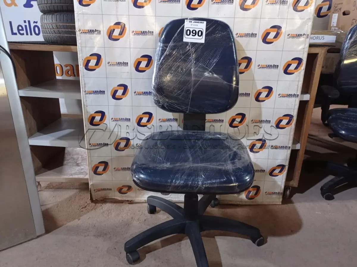 LOTE 090 - 01 CADEIRA DE ESCRITÓRIO COM BASE GIRATÓRIA. (NO ESTADO) ATENÇÃO! FAZER A VISITAÇÃO ANTES DE ARREMATAR, NÃO SABEMOS SE FUNCIONA. LEILÃO NÃO TEM GARANTIA E NEM DEVOLUÇÃO, SUJEITO A POSSÍVEIS AVARIAS VISÍVEIS/OCULTAS E/OU AUSÊNCIA DE COMPONENTES.