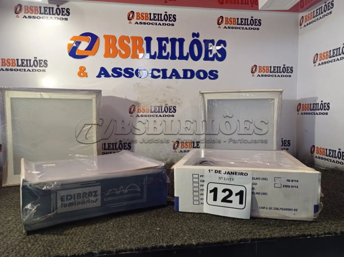 LOTE 121 - 04 LUMINÁRIAS DE EMBUTIR. (NO ESTADO) ATENÇÃO! FAZER A VISITAÇÃO ANTES DE ARREMATAR, NÃO SABEMOS SE FUNCIONA. LEILÃO NÃO TEM GARANTIA E NEM DEVOLUÇÃO, SUJEITO A POSSÍVEIS AVARIAS VISÍVEIS/OCULTAS E/OU AUSÊNCIA DE COMPONENTES.