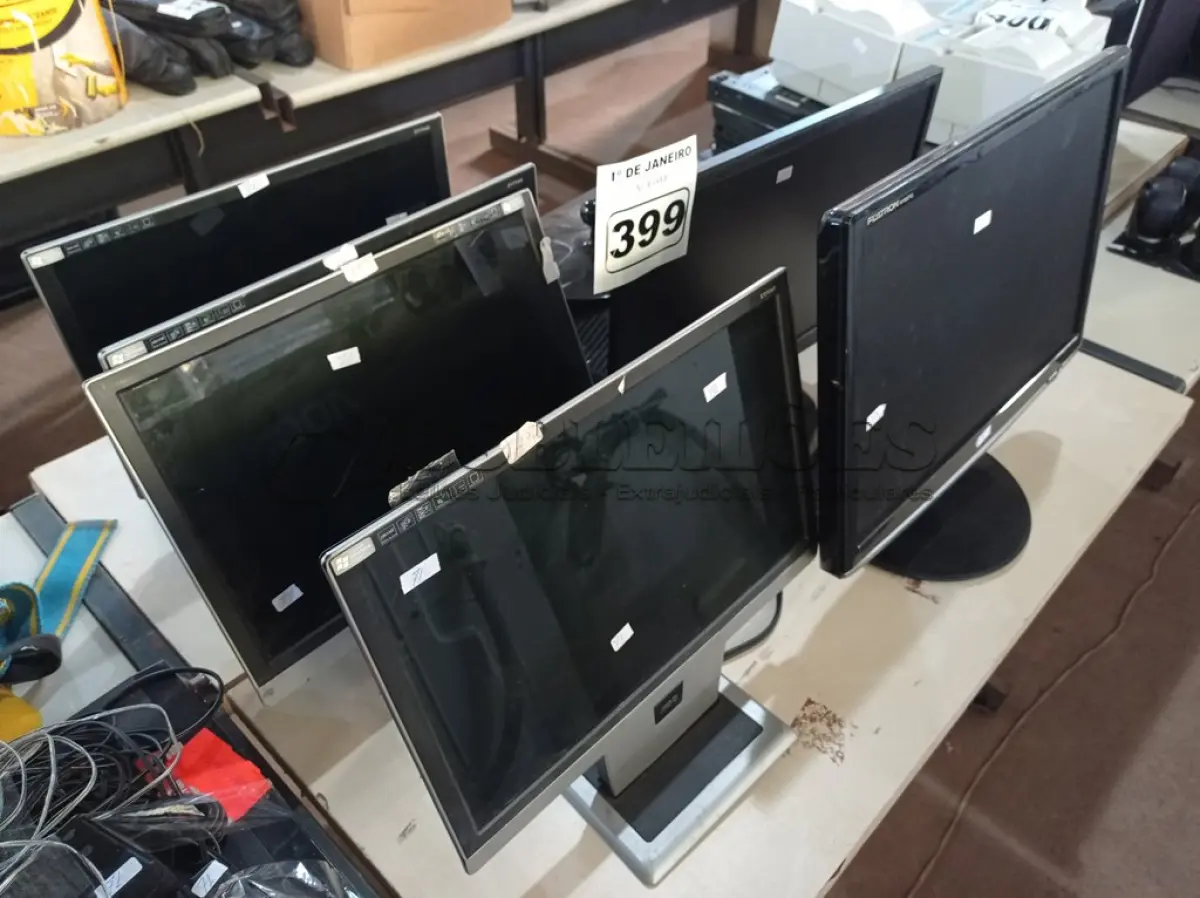 LOTE 399 - 08 MONITORES MARCAS E MODELOS DIVERSOS PARA RETIRADA DE PEÇAS. (NO ESTADO) ATENÇÃO! FAZER A VISITAÇÃO ANTES DE ARREMATAR, NÃO SABEMOS SE FUNCIONA. LEILÃO NÃO TEM GARANTIA E NEM DEVOLUÇÃO, SUJEITO A POSSÍVEIS AVARIAS VISÍVEIS/OCULTAS E/OU AUSÊNCIA DE COMPONENTES.