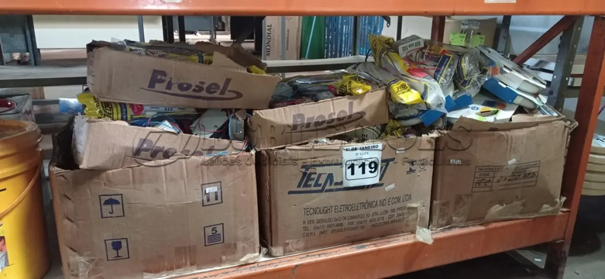 LOTE 119 - 01 LOTE COM GRANDE QUANTIDADE DE REATORES PARA LAMPAS FLUORESCENTES. (NO ESTADO) ATENÇÃO! FAZER A VISITAÇÃO ANTES DE ARREMATAR, NÃO SABEMOS SE FUNCIONA. LEILÃO NÃO TEM GARANTIA E NEM DEVOLUÇÃO, SUJEITO A POSSÍVEIS AVARIAS VISÍVEIS/OCULTAS E/OU AUSÊNCIA DE COMPONENTES.
