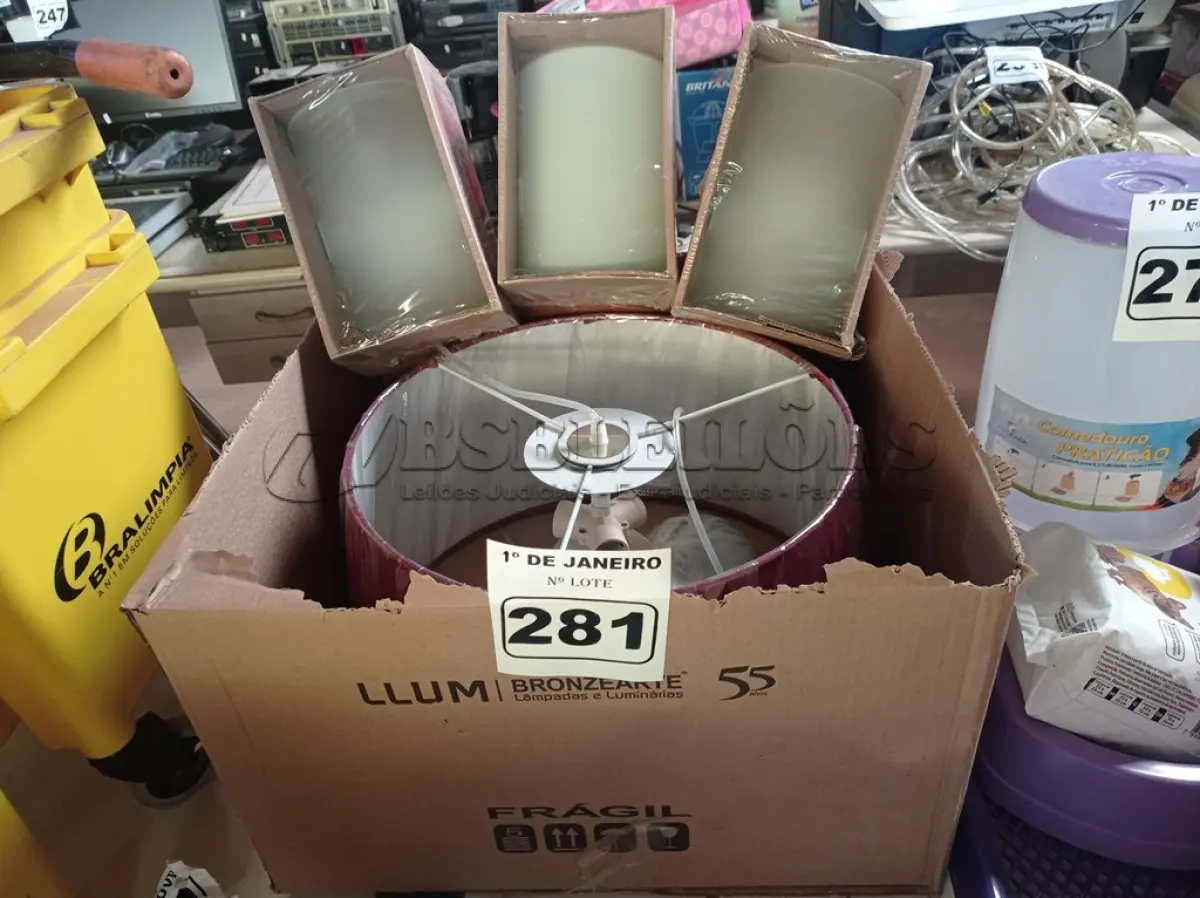 LOTE 281 - 01 LUMINÁRIA PENDENTE SÃO PAULO E 04 ARANDELAS. (NO ESTADO) ATENÇÃO! FAZER A VISITAÇÃO ANTES DE ARREMATAR, NÃO SABEMOS SE FUNCIONA. LEILÃO NÃO TEM GARANTIA E NEM DEVOLUÇÃO, SUJEITO A POSSÍVEIS AVARIAS VISÍVEIS/OCULTAS E/OU AUSÊNCIA DE COMPONENTES.