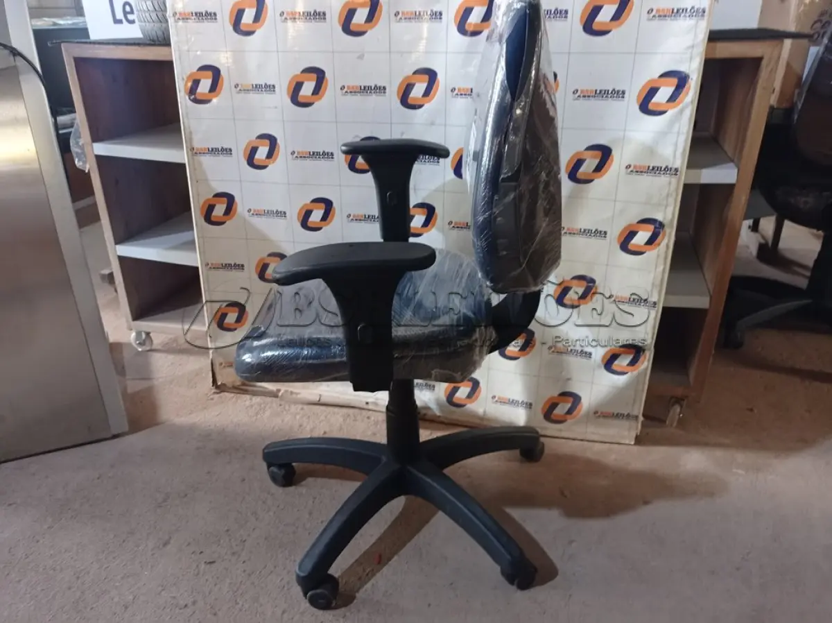 LOTE 300 - 01 CADEIRA DE ESCRITÓRIO COM BASE GIRATÓRIA. (NO ESTADO) ATENÇÃO! FAZER A VISITAÇÃO ANTES DE ARREMATAR, NÃO SABEMOS SE FUNCIONA. LEILÃO NÃO TEM GARANTIA E NEM DEVOLUÇÃO, SUJEITO A POSSÍVEIS AVARIAS VISÍVEIS/OCULTAS E/OU AUSÊNCIA DE COMPONENTES.