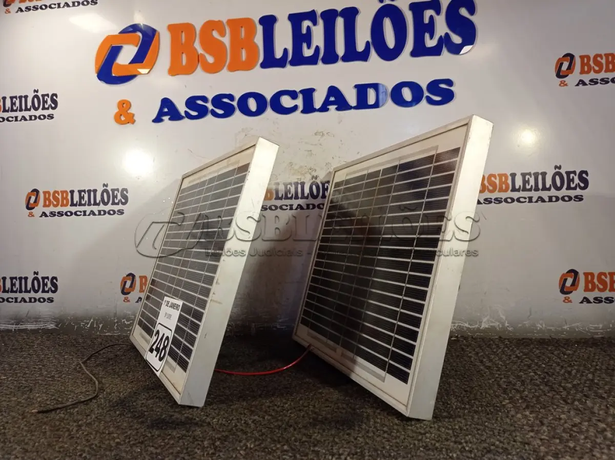 LOTE 248 - 02 PAINÉIS SOLARES 18V 10W. (NO ESTADO) ATENÇÃO! FAZER A VISITAÇÃO ANTES DE ARREMATAR, NÃO SABEMOS SE FUNCIONA. LEILÃO NÃO TEM GARANTIA E NEM DEVOLUÇÃO, SUJEITO A POSSÍVEIS AVARIAS VISÍVEIS/OCULTAS E/OU AUSÊNCIA DE COMPONENTES.