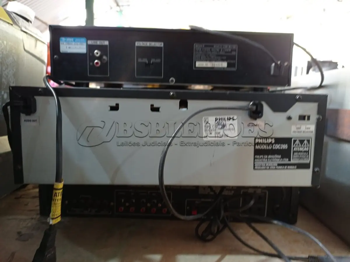 LOTE 158 - 01 APARELHO AM/FM E 02 CD PLAYER MARCAS E MODELOS DIVERSOS. (NO ESTADO) ATENÇÃO! FAZER A VISITAÇÃO ANTES DE ARREMATAR, NÃO SABEMOS SE FUNCIONA. LEILÃO NÃO TEM GARANTIA E NEM DEVOLUÇÃO, SUJEITO A POSSÍVEIS AVARIAS VISÍVEIS/OCULTAS E/OU AUSÊNCIA DE COMPONENTES.
