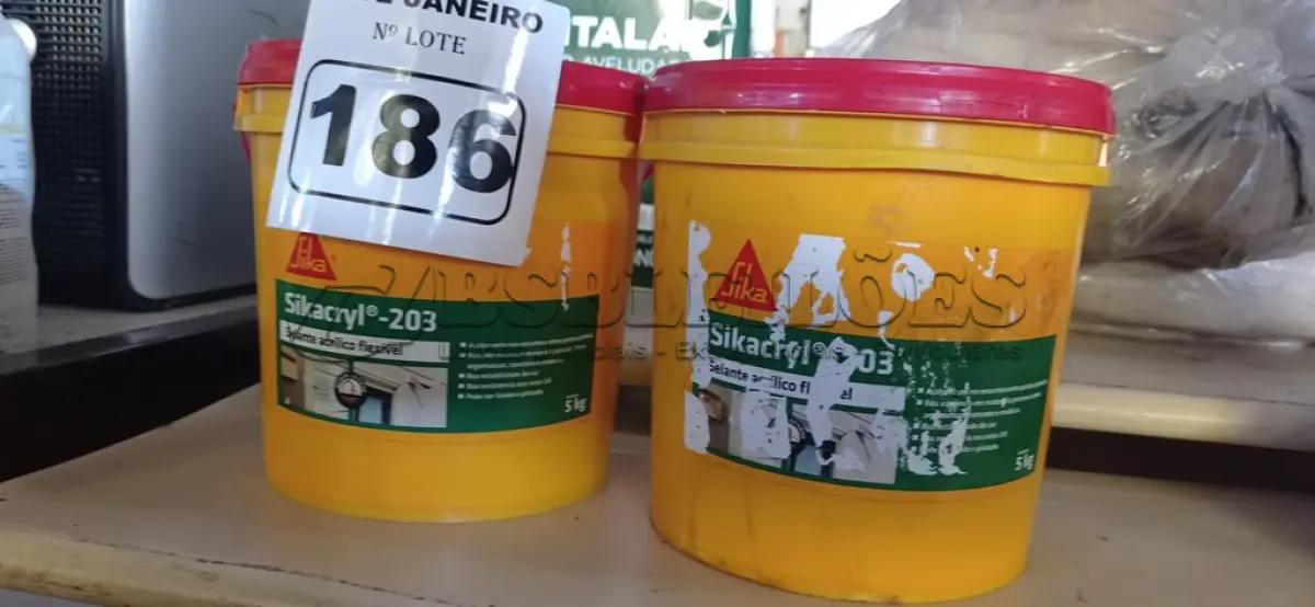 LOTE 186 - 02 BALDES DE SIKACRYL 203, SELANTE ACRÍLICO FLEXÍVEL. (NO ESTADO) ATENÇÃO! FAZER A VISITAÇÃO ANTES DE ARREMATAR, NÃO SABEMOS SE FUNCIONA. LEILÃO NÃO TEM GARANTIA E NEM DEVOLUÇÃO, SUJEITO A POSSÍVEIS AVARIAS VISÍVEIS/OCULTAS E/OU AUSÊNCIA DE COMPONENTES.