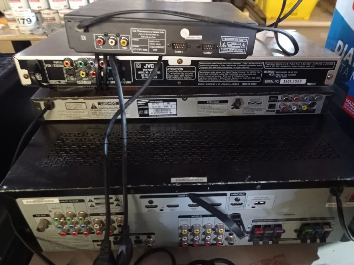 LOTE 231 - 01 RECEIVER E 03 APARELHOS DE DVD MARCAS E MODELOS DIVERSOS. (NO ESTADO) ATENÇÃO! FAZER A VISITAÇÃO ANTES DE ARREMATAR, NÃO SABEMOS SE FUNCIONA. LEILÃO NÃO TEM GARANTIA E NEM DEVOLUÇÃO, SUJEITO A POSSÍVEIS AVARIAS VISÍVEIS/OCULTAS E/OU AUSÊNCIA DE COMPONENTES.
