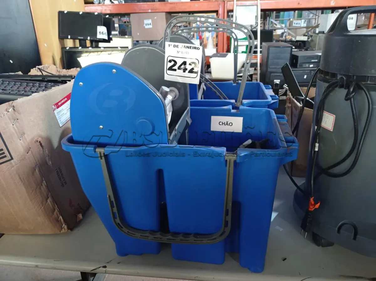 LOTE 242 - 02 CARRINHOS DE LIMPEZA. (NO ESTADO) ATENÇÃO! FAZER A VISITAÇÃO ANTES DE ARREMATAR, NÃO SABEMOS SE FUNCIONA. LEILÃO NÃO TEM GARANTIA E NEM DEVOLUÇÃO, SUJEITO A POSSÍVEIS AVARIAS VISÍVEIS/OCULTAS E/OU AUSÊNCIA DE COMPONENTES.