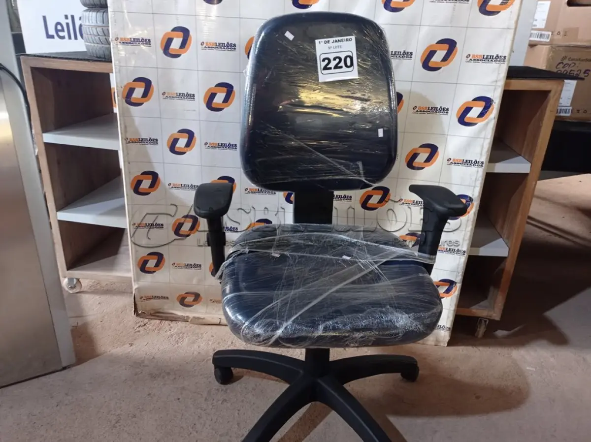 LOTE 220 - 01 CADEIRA DE ESCRITÓRIO COM BASE GIRATÓRIA. (NO ESTADO) ATENÇÃO! FAZER A VISITAÇÃO ANTES DE ARREMATAR, NÃO SABEMOS SE FUNCIONA. LEILÃO NÃO TEM GARANTIA E NEM DEVOLUÇÃO, SUJEITO A POSSÍVEIS AVARIAS VISÍVEIS/OCULTAS E/OU AUSÊNCIA DE COMPONENTES.