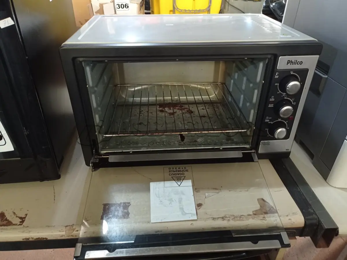 LOTE 407 - 01 FORNO ELÉTRICO MARCA PHILCO 220V. (NO ESTADO) ATENÇÃO! FAZER A VISITAÇÃO ANTES DE ARREMATAR, NÃO SABEMOS SE FUNCIONA. LEILÃO NÃO TEM GARANTIA E NEM DEVOLUÇÃO, SUJEITO A POSSÍVEIS AVARIAS VISÍVEIS/OCULTAS E/OU AUSÊNCIA DE COMPONENTES.