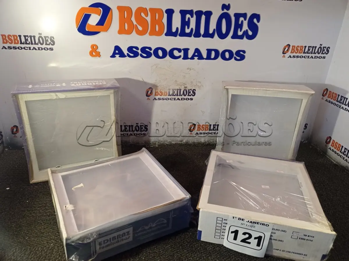 LOTE 121 - 04 LUMINÁRIAS DE EMBUTIR. (NO ESTADO) ATENÇÃO! FAZER A VISITAÇÃO ANTES DE ARREMATAR, NÃO SABEMOS SE FUNCIONA. LEILÃO NÃO TEM GARANTIA E NEM DEVOLUÇÃO, SUJEITO A POSSÍVEIS AVARIAS VISÍVEIS/OCULTAS E/OU AUSÊNCIA DE COMPONENTES.