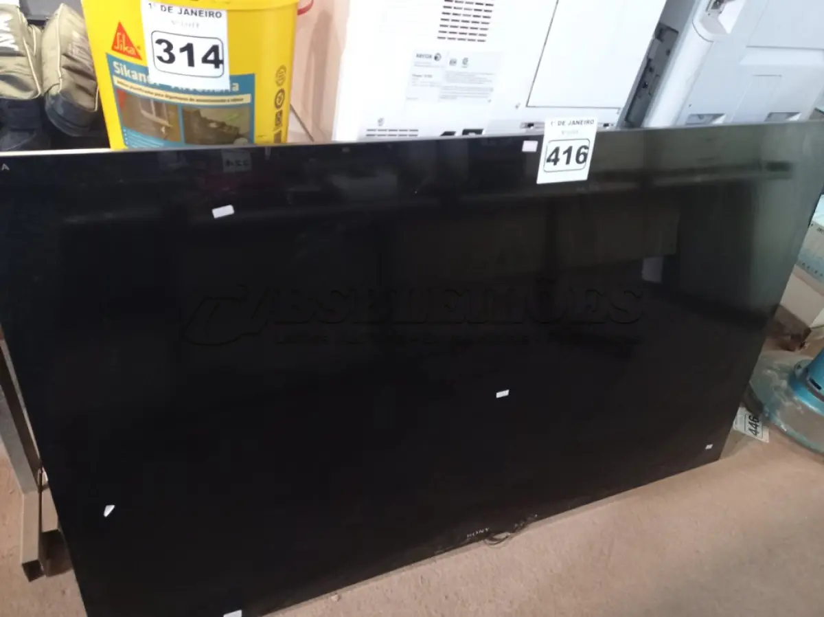 LOTE 416 - 01 TV MARCA SONY 65” POL.  (NO ESTADO) ATENÇÃO! FAZER A VISITAÇÃO ANTES DE ARREMATAR, NÃO SABEMOS SE FUNCIONA. LEILÃO NÃO TEM GARANTIA E NEM DEVOLUÇÃO, SUJEITO A POSSÍVEIS AVARIAS VISÍVEIS/OCULTAS E/OU AUSÊNCIA DE COMPONENTES.