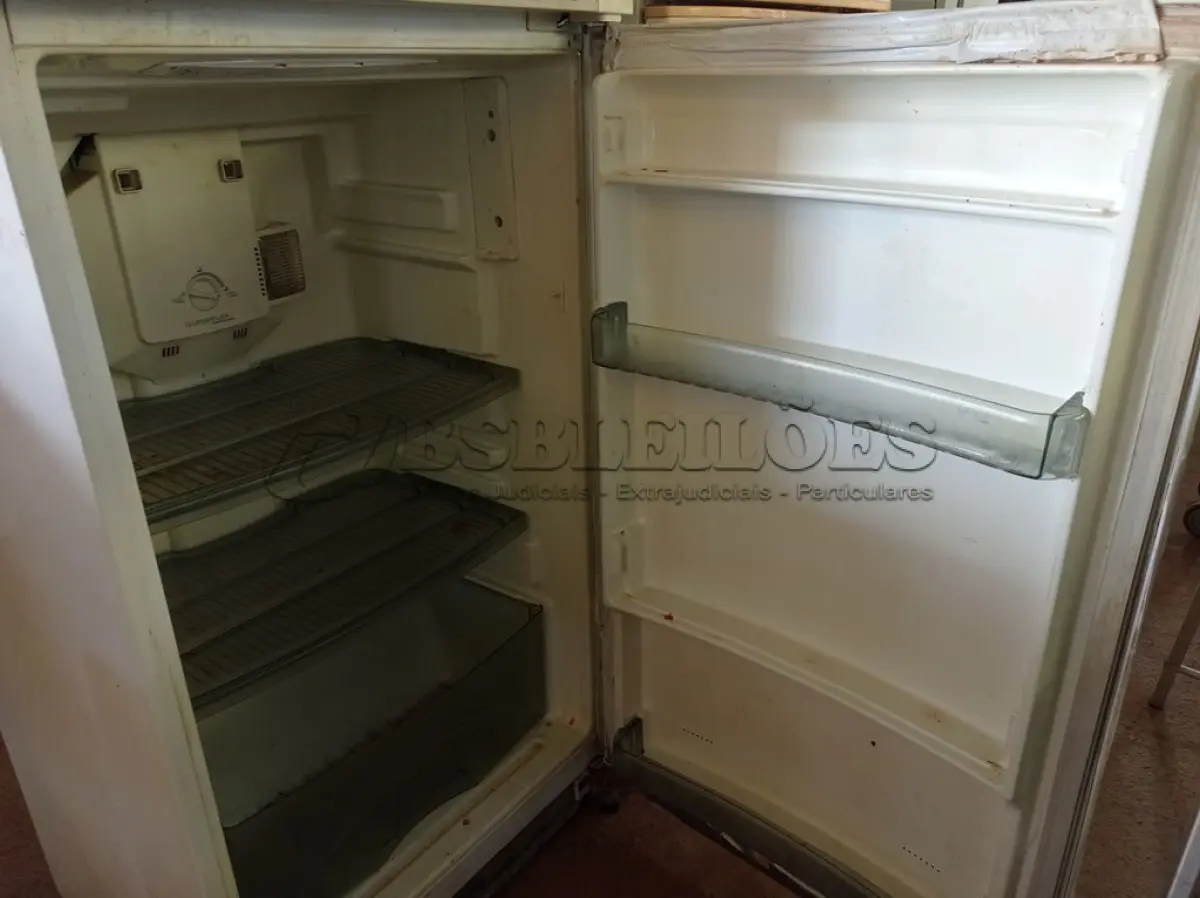 LOTE 347 - 01 GELADEIRA MARCA BRASTEMP 220V. (NO ESTADO) ATENÇÃO! FAZER A VISITAÇÃO ANTES DE ARREMATAR, NÃO SABEMOS SE FUNCIONA. LEILÃO NÃO TEM GARANTIA E NEM DEVOLUÇÃO, SUJEITO A POSSÍVEIS AVARIAS VISÍVEIS/OCULTAS E/OU AUSÊNCIA DE COMPONENTES.