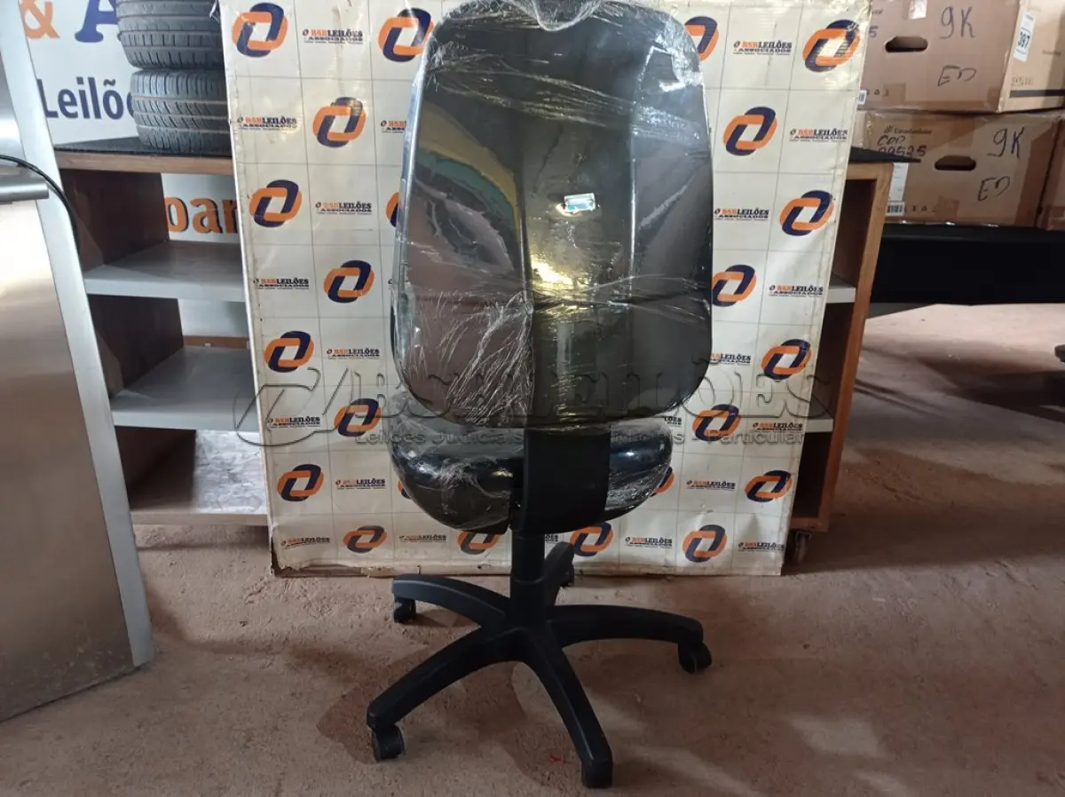 LOTE 160 - 01 CADEIRA DE ESCRITÓRIO COM BASE GIRATÓRIA. (NO ESTADO) ATENÇÃO! FAZER A VISITAÇÃO ANTES DE ARREMATAR, NÃO SABEMOS SE FUNCIONA. LEILÃO NÃO TEM GARANTIA E NEM DEVOLUÇÃO, SUJEITO A POSSÍVEIS AVARIAS VISÍVEIS/OCULTAS E/OU AUSÊNCIA DE COMPONENTES.