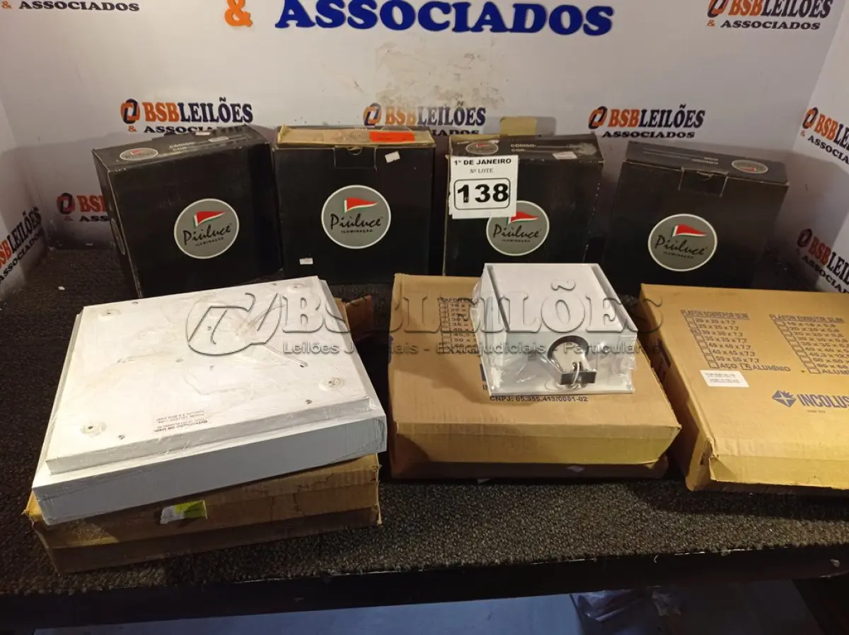 LOTE 138 - 01 LOTE COM VÁRIAS LUMINÁRIAS DE EMBUTIR. (NO ESTADO) ATENÇÃO! FAZER A VISITAÇÃO ANTES DE ARREMATAR, NÃO SABEMOS SE FUNCIONA. LEILÃO NÃO TEM GARANTIA E NEM DEVOLUÇÃO, SUJEITO A POSSÍVEIS AVARIAS VISÍVEIS/OCULTAS E/OU AUSÊNCIA DE COMPONENTES.