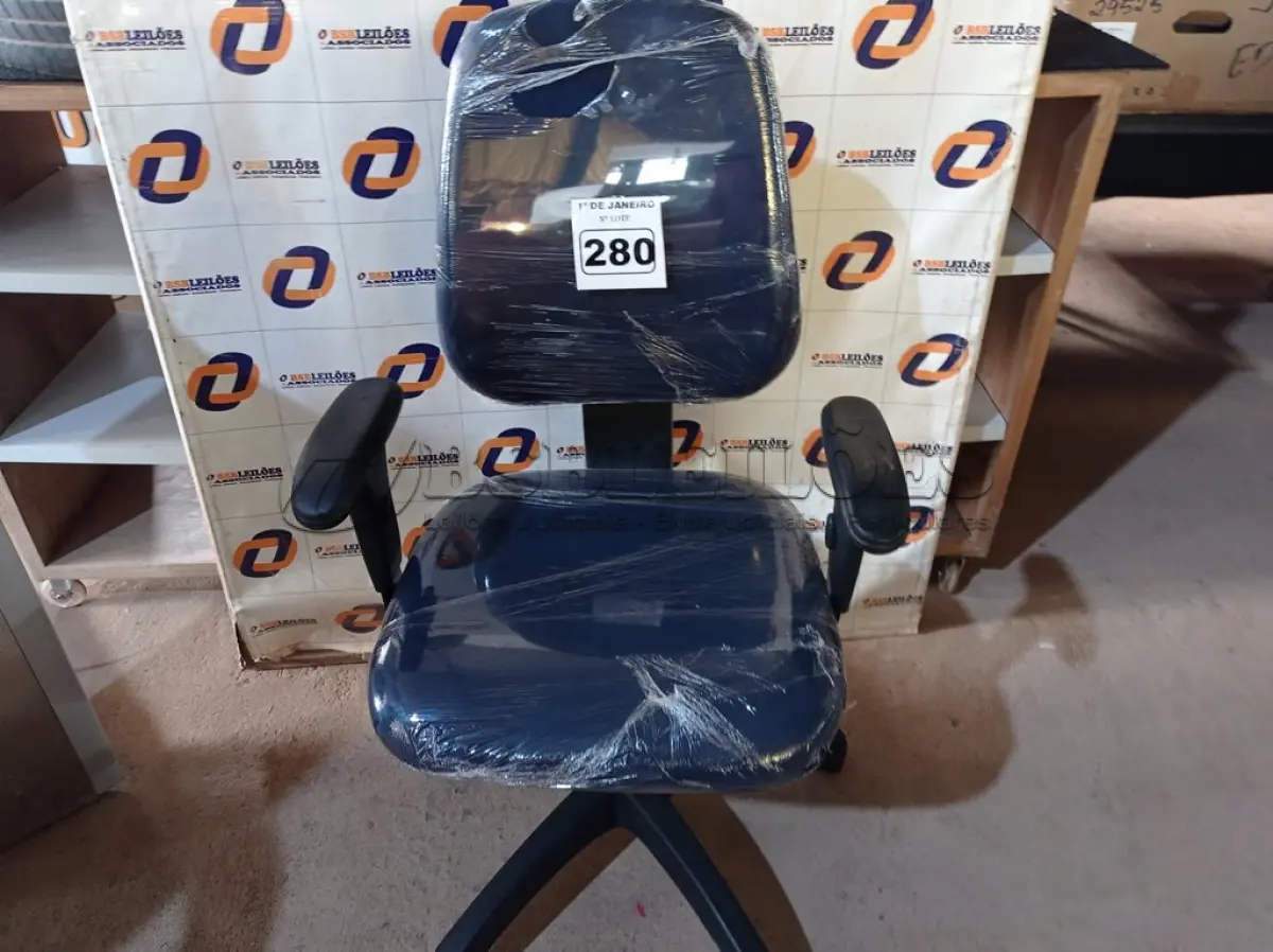 LOTE 280 - 01 CADEIRA DE ESCRITÓRIO COM BASE GIRATÓRIA. (NO ESTADO) ATENÇÃO! FAZER A VISITAÇÃO ANTES DE ARREMATAR, NÃO SABEMOS SE FUNCIONA. LEILÃO NÃO TEM GARANTIA E NEM DEVOLUÇÃO, SUJEITO A POSSÍVEIS AVARIAS VISÍVEIS/OCULTAS E/OU AUSÊNCIA DE COMPONENTES.
