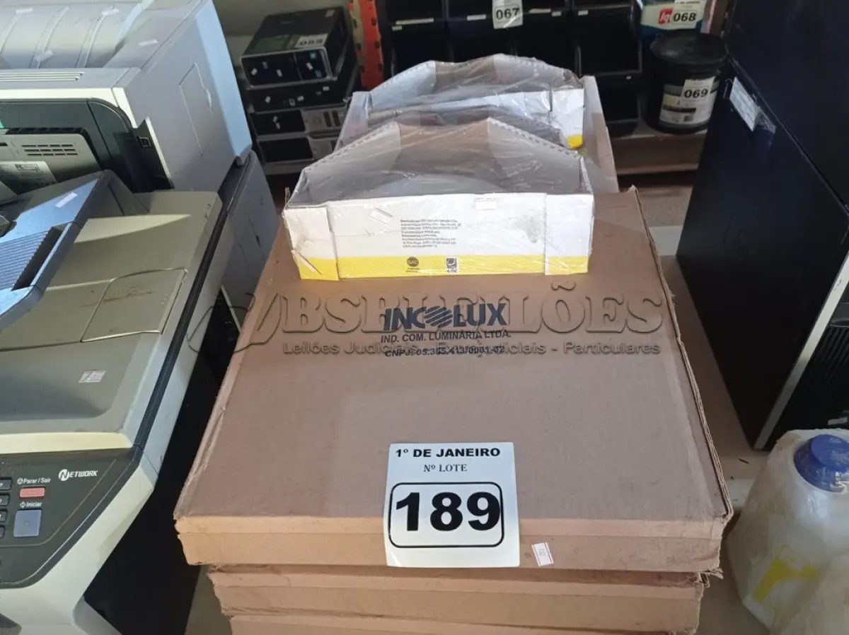 LOTE 189 - 01 LOTE COM VÁRIAS LUMINÁRIAS MARCAS E MODELOS DIVERSOS. (NO ESTADO) ATENÇÃO! FAZER A VISITAÇÃO ANTES DE ARREMATAR, NÃO SABEMOS SE FUNCIONA. LEILÃO NÃO TEM GARANTIA E NEM DEVOLUÇÃO, SUJEITO A POSSÍVEIS AVARIAS VISÍVEIS/OCULTAS E/OU AUSÊNCIA DE COMPONENTES.
