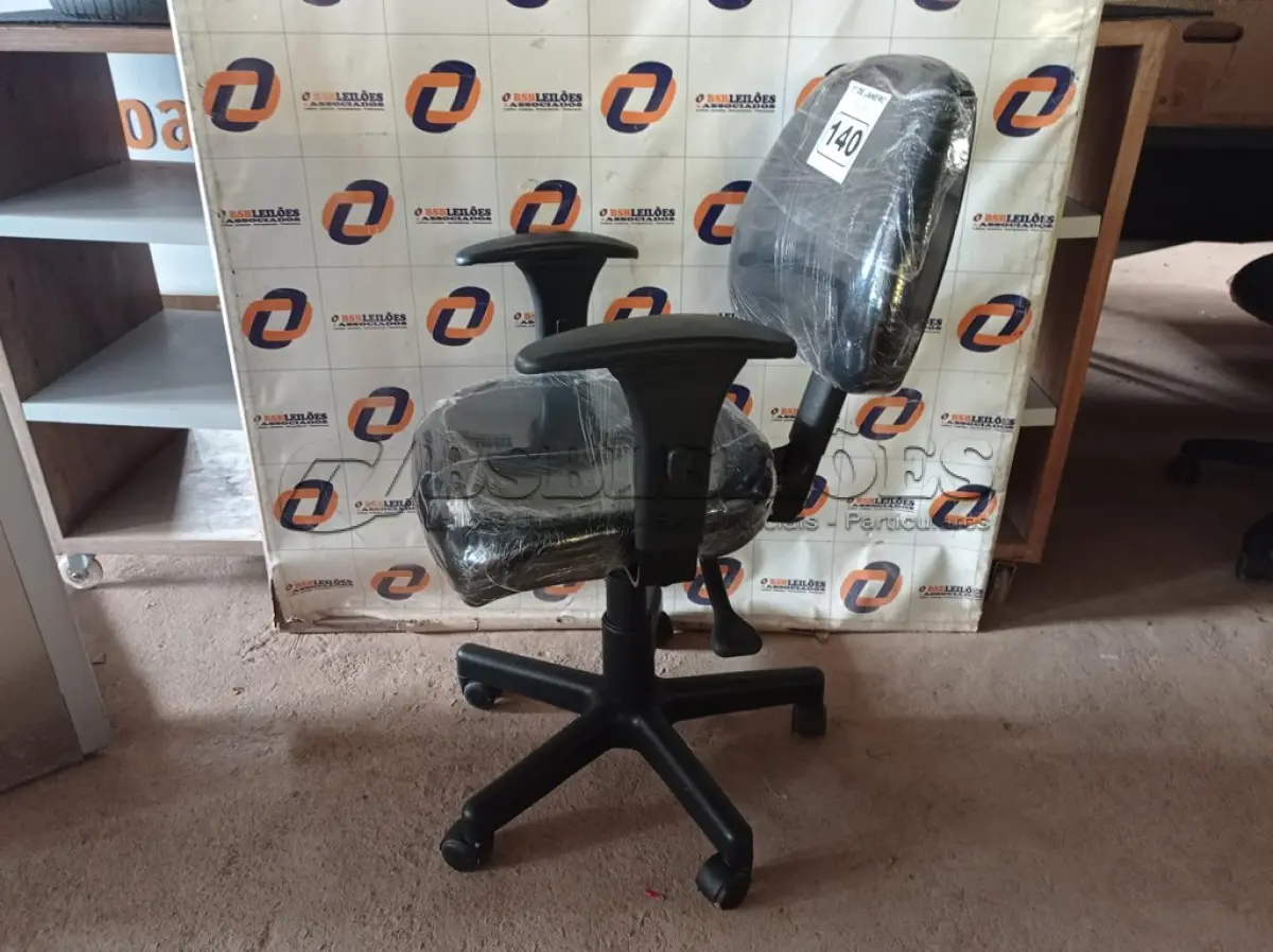 LOTE 140 - 01 CADEIRA DE ESCRITÓRIO COM BASE GIRATÓRIA. (NO ESTADO) ATENÇÃO! FAZER A VISITAÇÃO ANTES DE ARREMATAR, NÃO SABEMOS SE FUNCIONA. LEILÃO NÃO TEM GARANTIA E NEM DEVOLUÇÃO, SUJEITO A POSSÍVEIS AVARIAS VISÍVEIS/OCULTAS E/OU AUSÊNCIA DE COMPONENTES.