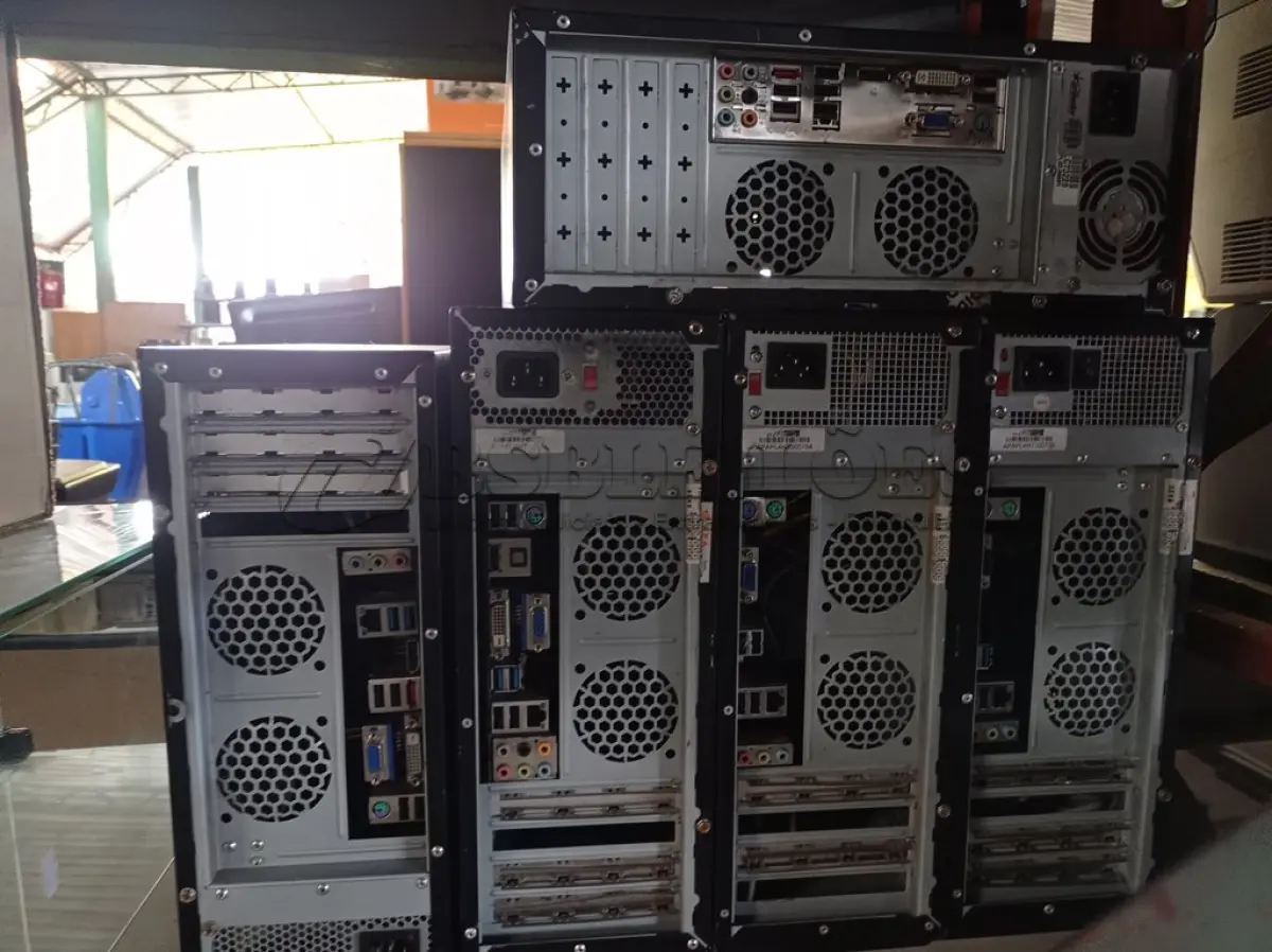 LOTE 095 - 05 CPU’S MARCAS E MODELOS DIVERSOS. (NO ESTADO) ATENÇÃO! FAZER A VISITAÇÃO ANTES DE ARREMATAR, NÃO SABEMOS SE FUNCIONA. LEILÃO NÃO TEM GARANTIA E NEM DEVOLUÇÃO, SUJEITO A POSSÍVEIS AVARIAS VISÍVEIS/OCULTAS E/OU AUSÊNCIA DE COMPONENTES.