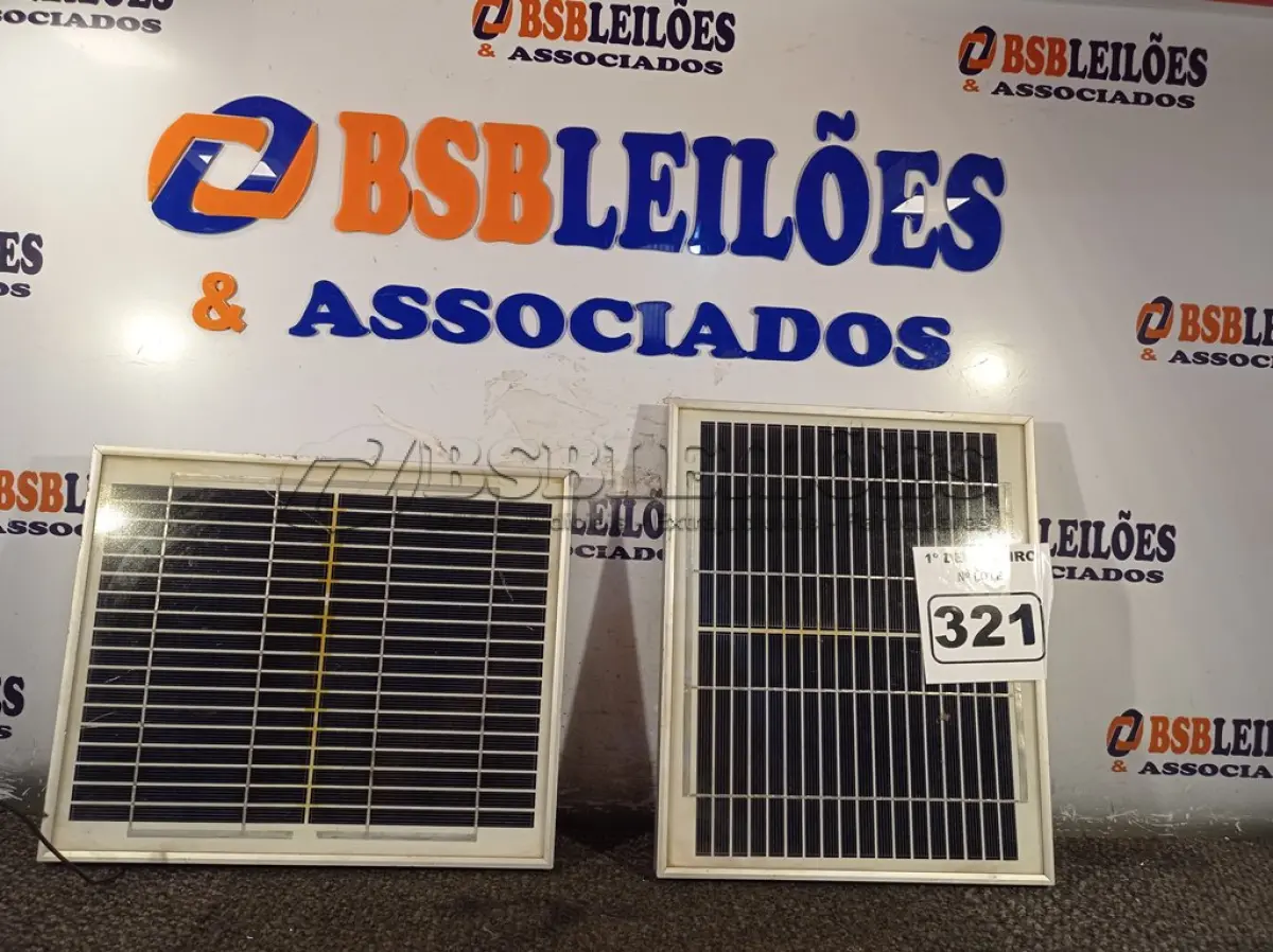 LOTE 321 - 02 PAINÉIS SOLARES 18V 10W. (NO ESTADO) ATENÇÃO! FAZER A VISITAÇÃO ANTES DE ARREMATAR, NÃO SABEMOS SE FUNCIONA. LEILÃO NÃO TEM GARANTIA E NEM DEVOLUÇÃO, SUJEITO A POSSÍVEIS AVARIAS VISÍVEIS/OCULTAS E/OU AUSÊNCIA DE COMPONENTES.