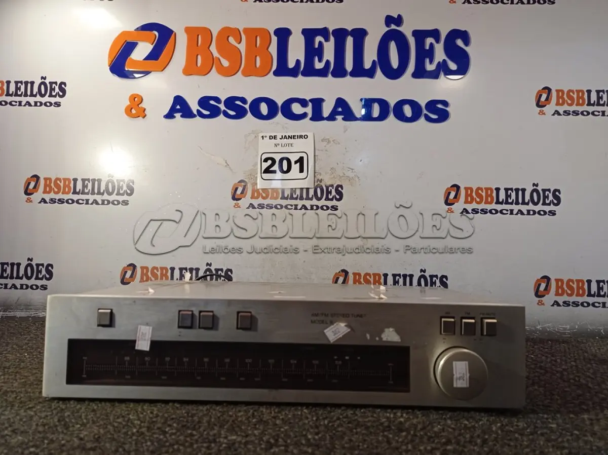 LOTE 201 - 01 APARELHO AM/FM STÉREO TUNER MARCA GRADIENTE. (NO ESTADO) ATENÇÃO! FAZER A VISITAÇÃO ANTES DE ARREMATAR, NÃO SABEMOS SE FUNCIONA. LEILÃO NÃO TEM GARANTIA E NEM DEVOLUÇÃO, SUJEITO A POSSÍVEIS AVARIAS VISÍVEIS/OCULTAS E/OU AUSÊNCIA DE COMPONENTES.