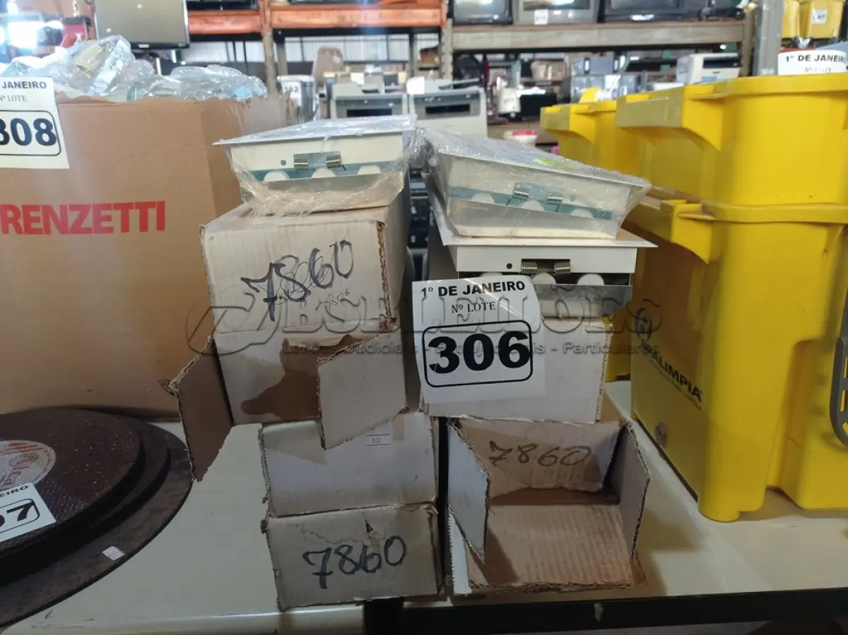 LOTE 306 - 01 LOTE COM VÁRIAS LUMINÁRIAS DE EMBUTIR. (NO ESTADO) ATENÇÃO! FAZER A VISITAÇÃO ANTES DE ARREMATAR, NÃO SABEMOS SE FUNCIONA. LEILÃO NÃO TEM GARANTIA E NEM DEVOLUÇÃO, SUJEITO A POSSÍVEIS AVARIAS VISÍVEIS/OCULTAS E/OU AUSÊNCIA DE COMPONENTES.