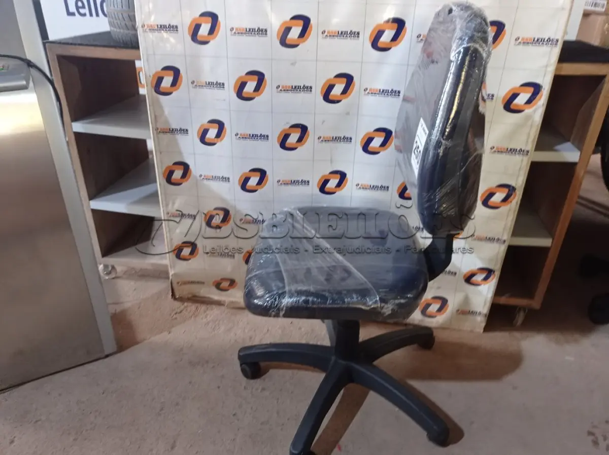 LOTE 250 - 01 CADEIRA DE ESCRITÓRIO COM BASE GIRATÓRIA. (NO ESTADO) ATENÇÃO! FAZER A VISITAÇÃO ANTES DE ARREMATAR, NÃO SABEMOS SE FUNCIONA. LEILÃO NÃO TEM GARANTIA E NEM DEVOLUÇÃO, SUJEITO A POSSÍVEIS AVARIAS VISÍVEIS/OCULTAS E/OU AUSÊNCIA DE COMPONENTES.