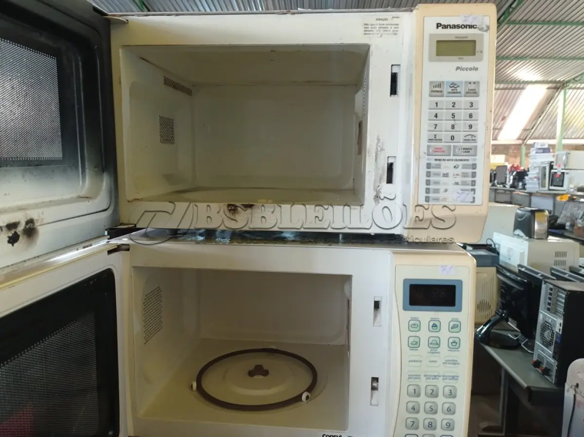 LOTE 376 - 02 MICRO-ONDAS MARCAS E MODELOS DIVERSOS. (NO ESTADO) ATENÇÃO! FAZER A VISITAÇÃO ANTES DE ARREMATAR, NÃO SABEMOS SE FUNCIONA. LEILÃO NÃO TEM GARANTIA E NEM DEVOLUÇÃO, SUJEITO A POSSÍVEIS AVARIAS VISÍVEIS/OCULTAS E/OU AUSÊNCIA DE COMPONENTES.