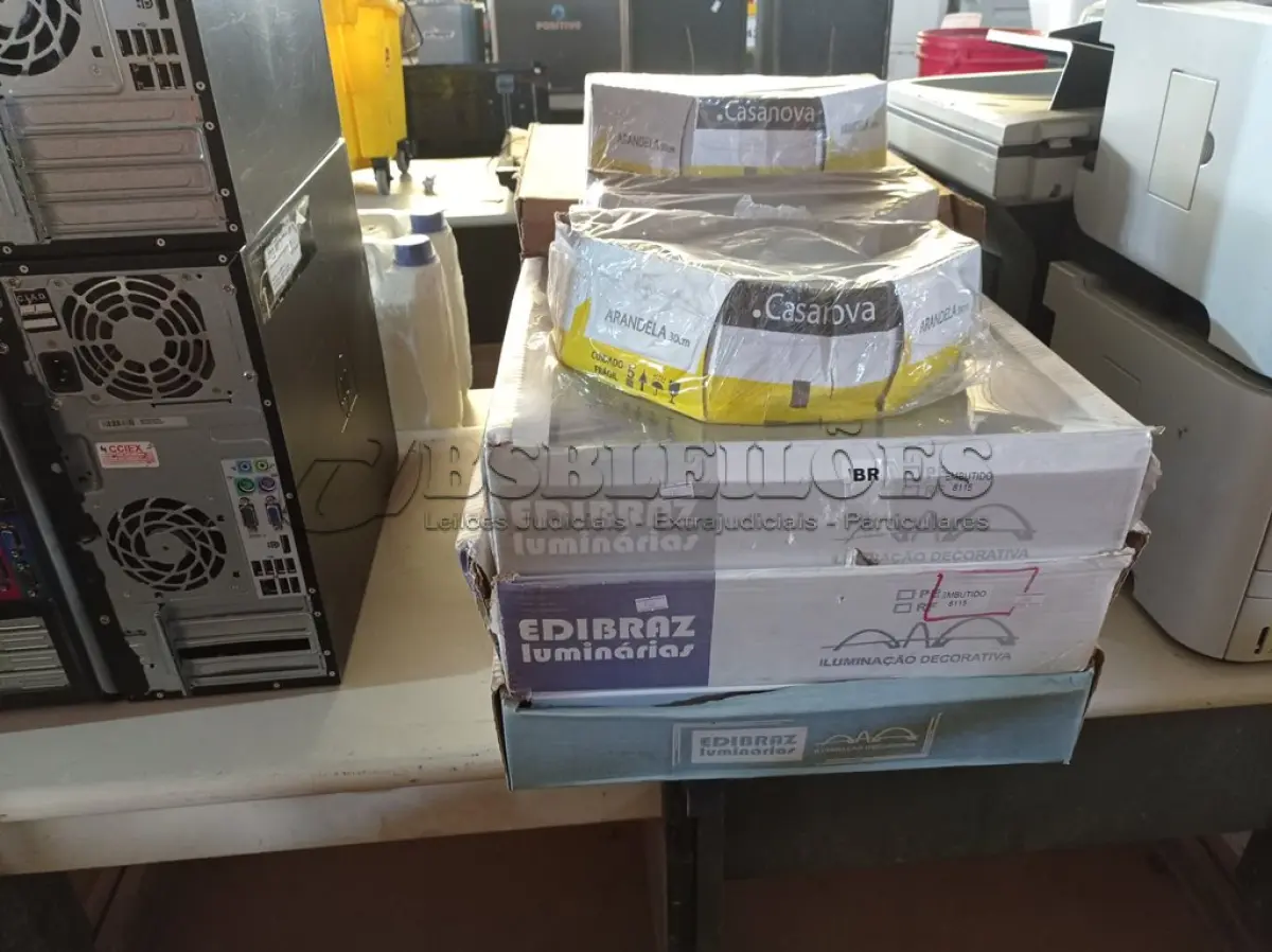 LOTE 189 - 01 LOTE COM VÁRIAS LUMINÁRIAS MARCAS E MODELOS DIVERSOS. (NO ESTADO) ATENÇÃO! FAZER A VISITAÇÃO ANTES DE ARREMATAR, NÃO SABEMOS SE FUNCIONA. LEILÃO NÃO TEM GARANTIA E NEM DEVOLUÇÃO, SUJEITO A POSSÍVEIS AVARIAS VISÍVEIS/OCULTAS E/OU AUSÊNCIA DE COMPONENTES.