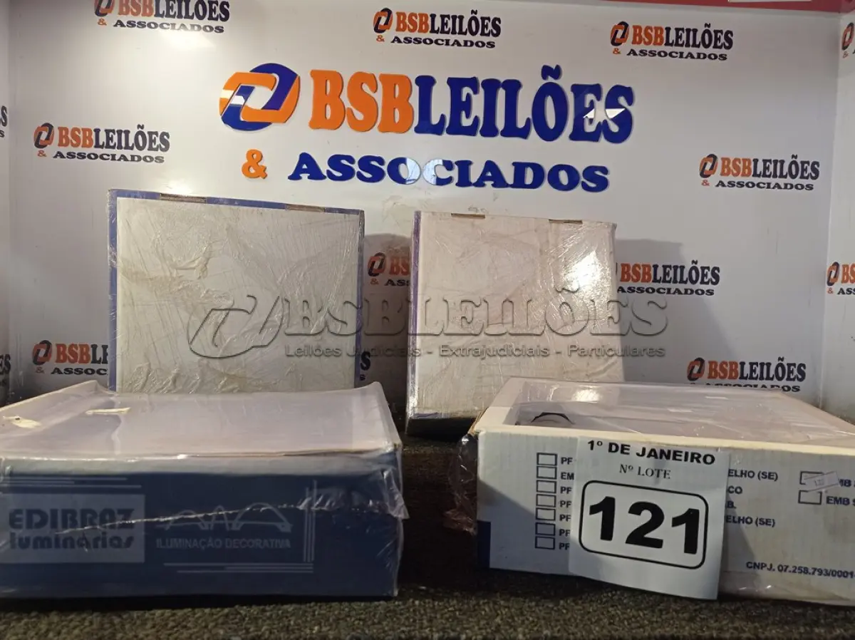 LOTE 121 - 04 LUMINÁRIAS DE EMBUTIR. (NO ESTADO) ATENÇÃO! FAZER A VISITAÇÃO ANTES DE ARREMATAR, NÃO SABEMOS SE FUNCIONA. LEILÃO NÃO TEM GARANTIA E NEM DEVOLUÇÃO, SUJEITO A POSSÍVEIS AVARIAS VISÍVEIS/OCULTAS E/OU AUSÊNCIA DE COMPONENTES.