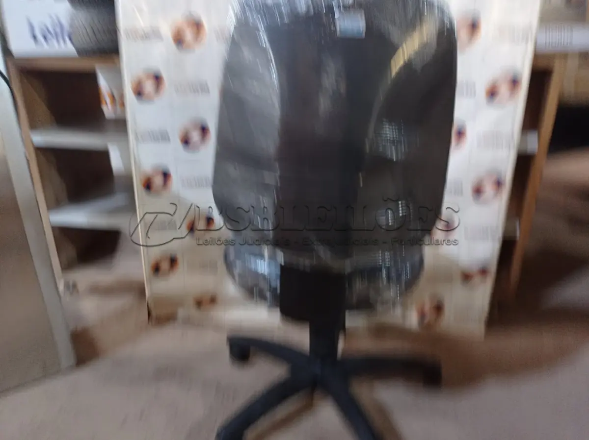LOTE 110 - 01 CADEIRA DE ESCRITÓRIO COM BASE GIRATÓRIA. (NO ESTADO) ATENÇÃO! FAZER A VISITAÇÃO ANTES DE ARREMATAR, NÃO SABEMOS SE FUNCIONA. LEILÃO NÃO TEM GARANTIA E NEM DEVOLUÇÃO, SUJEITO A POSSÍVEIS AVARIAS VISÍVEIS/OCULTAS E/OU AUSÊNCIA DE COMPONENTES.