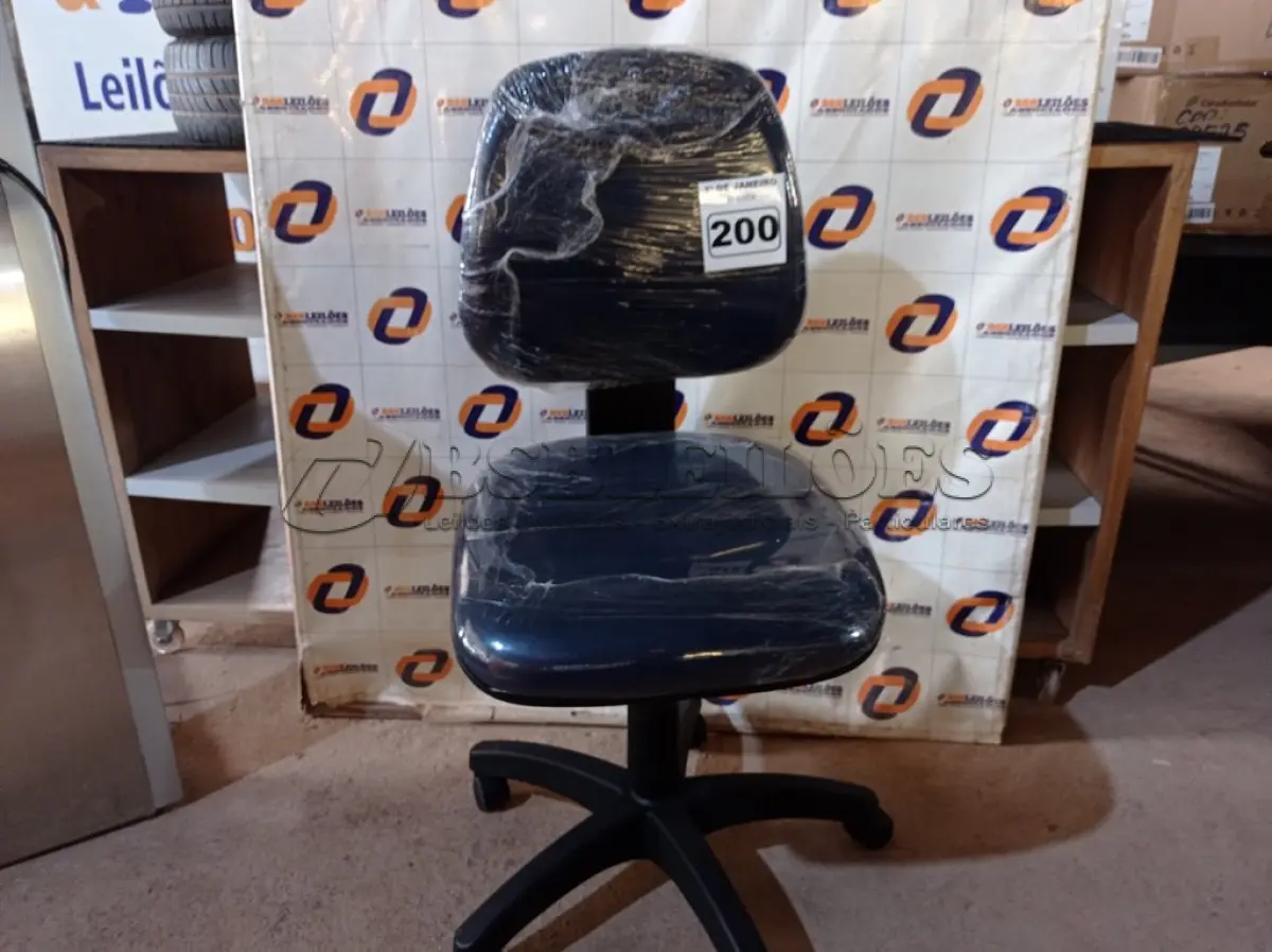 LOTE 200 - 01 CADEIRA DE ESCRITÓRIO COM BASE GIRATÓRIA. (NO ESTADO) ATENÇÃO! FAZER A VISITAÇÃO ANTES DE ARREMATAR, NÃO SABEMOS SE FUNCIONA. LEILÃO NÃO TEM GARANTIA E NEM DEVOLUÇÃO, SUJEITO A POSSÍVEIS AVARIAS VISÍVEIS/OCULTAS E/OU AUSÊNCIA DE COMPONENTES.